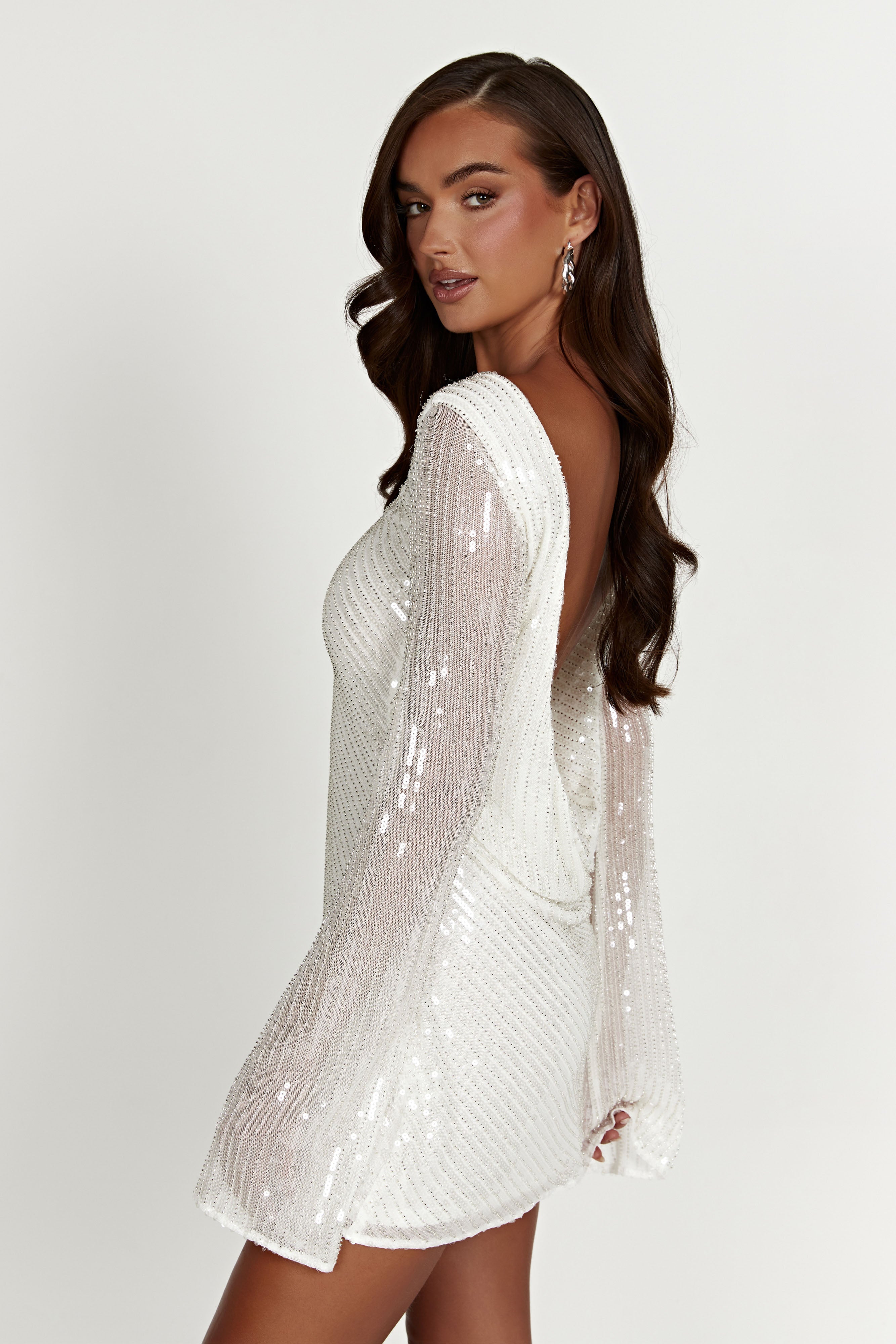 Mini Vestido con Lentejuelas Blancas y Espalda Descubierta