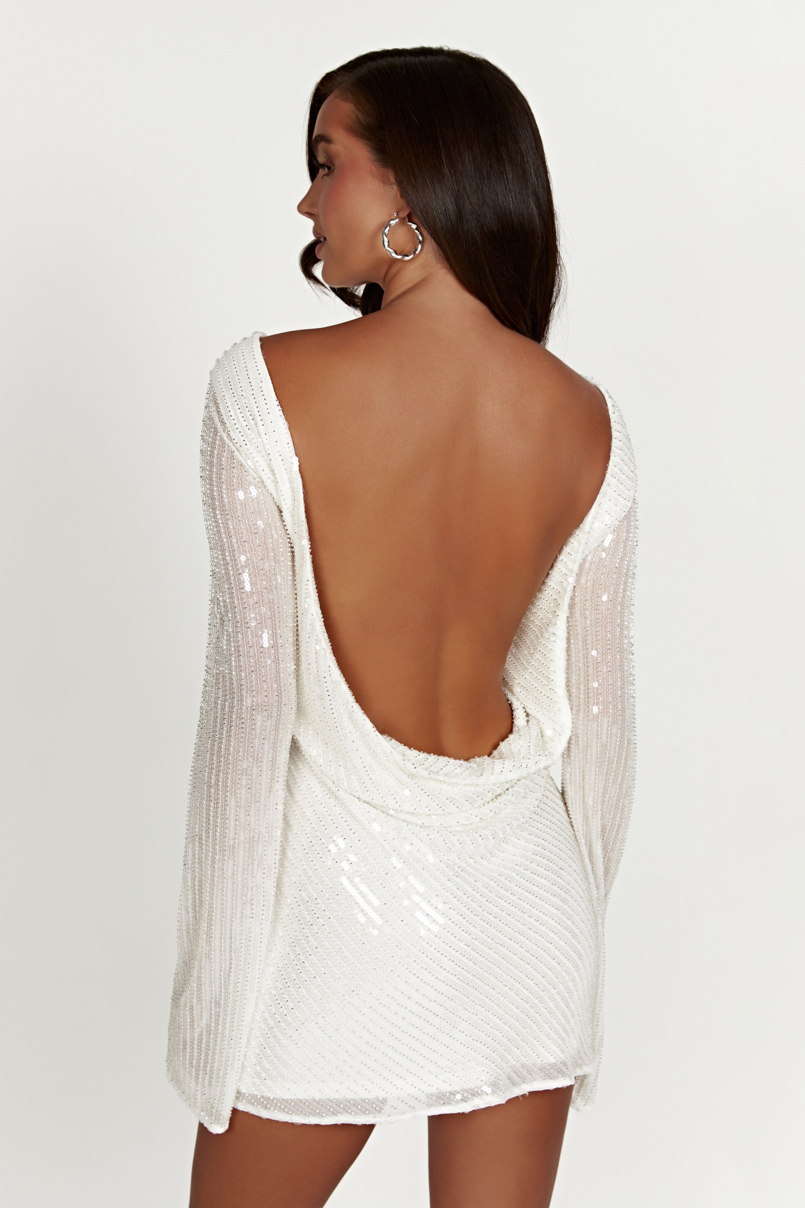 Mini Vestido con Lentejuelas Blancas y Espalda Descubierta