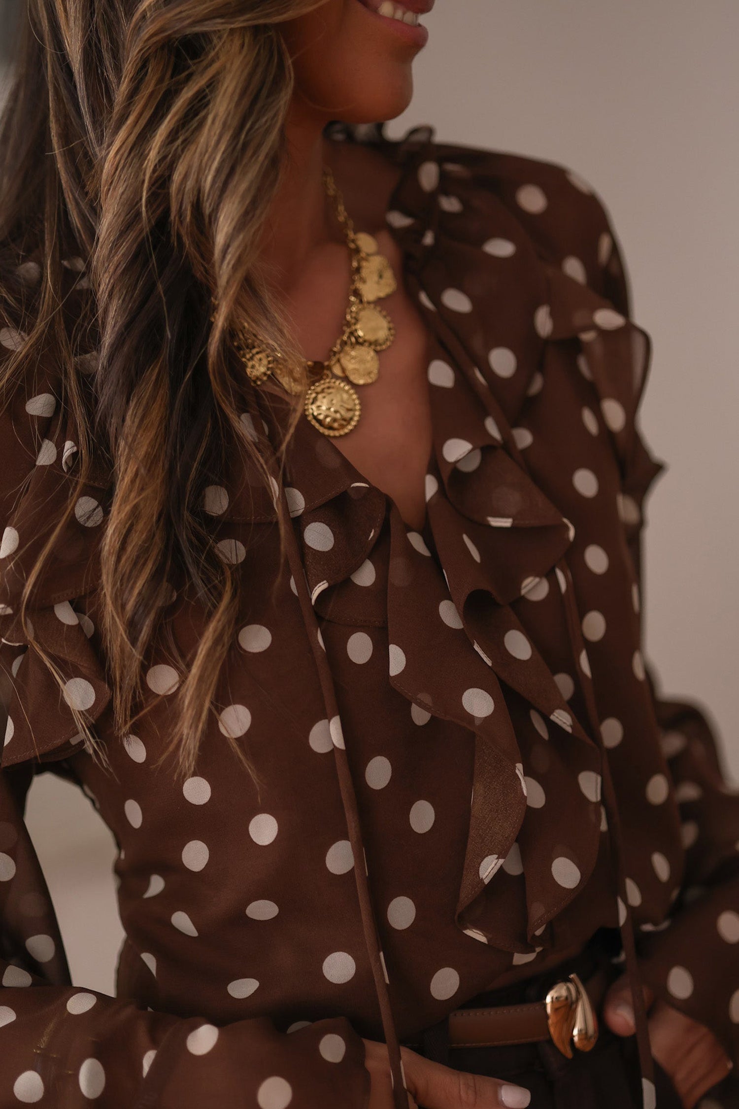 Blusa de lunares con volantes, escote en V y mangas campana - Café