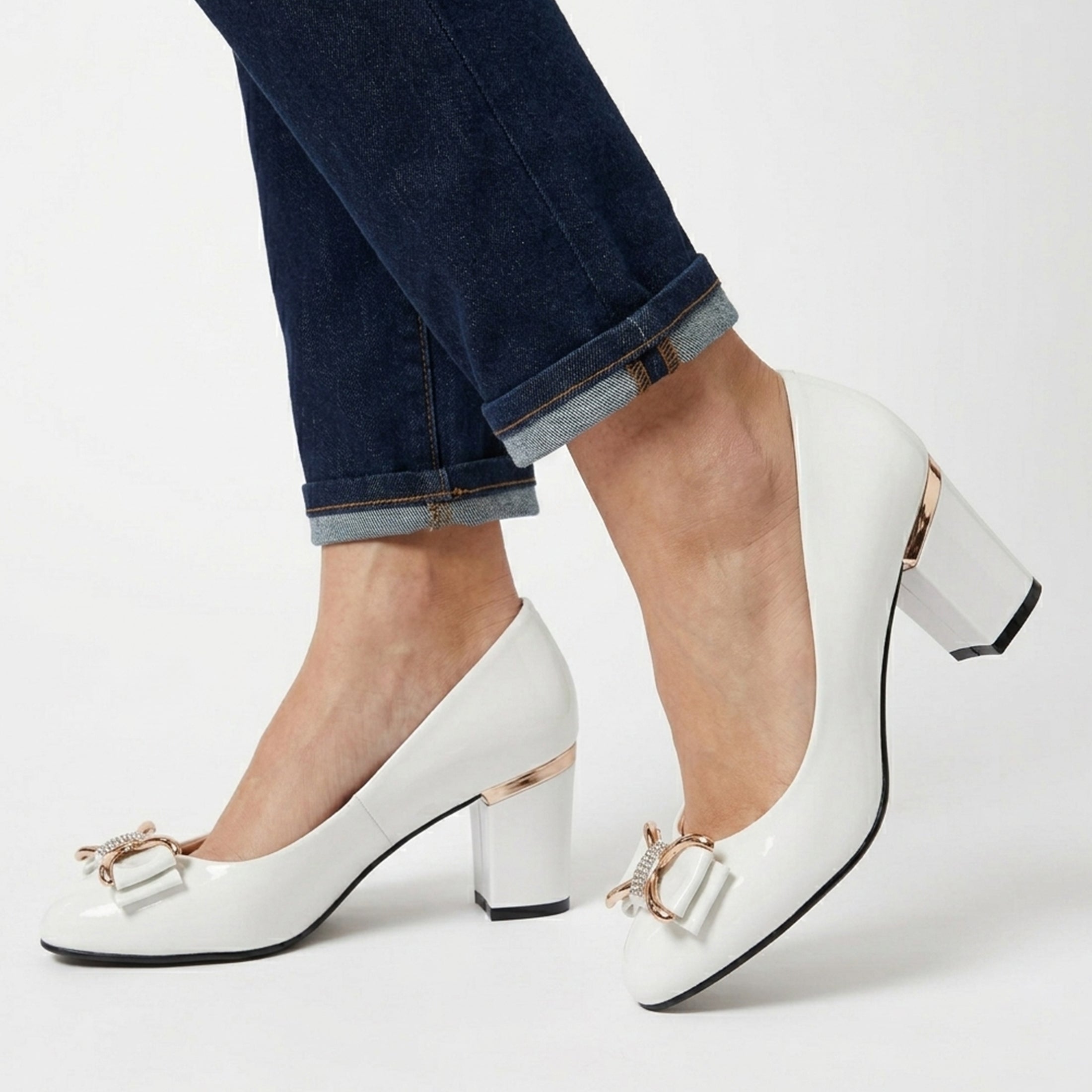 Zapato de mujer con tacón ancho y lazo decorativo