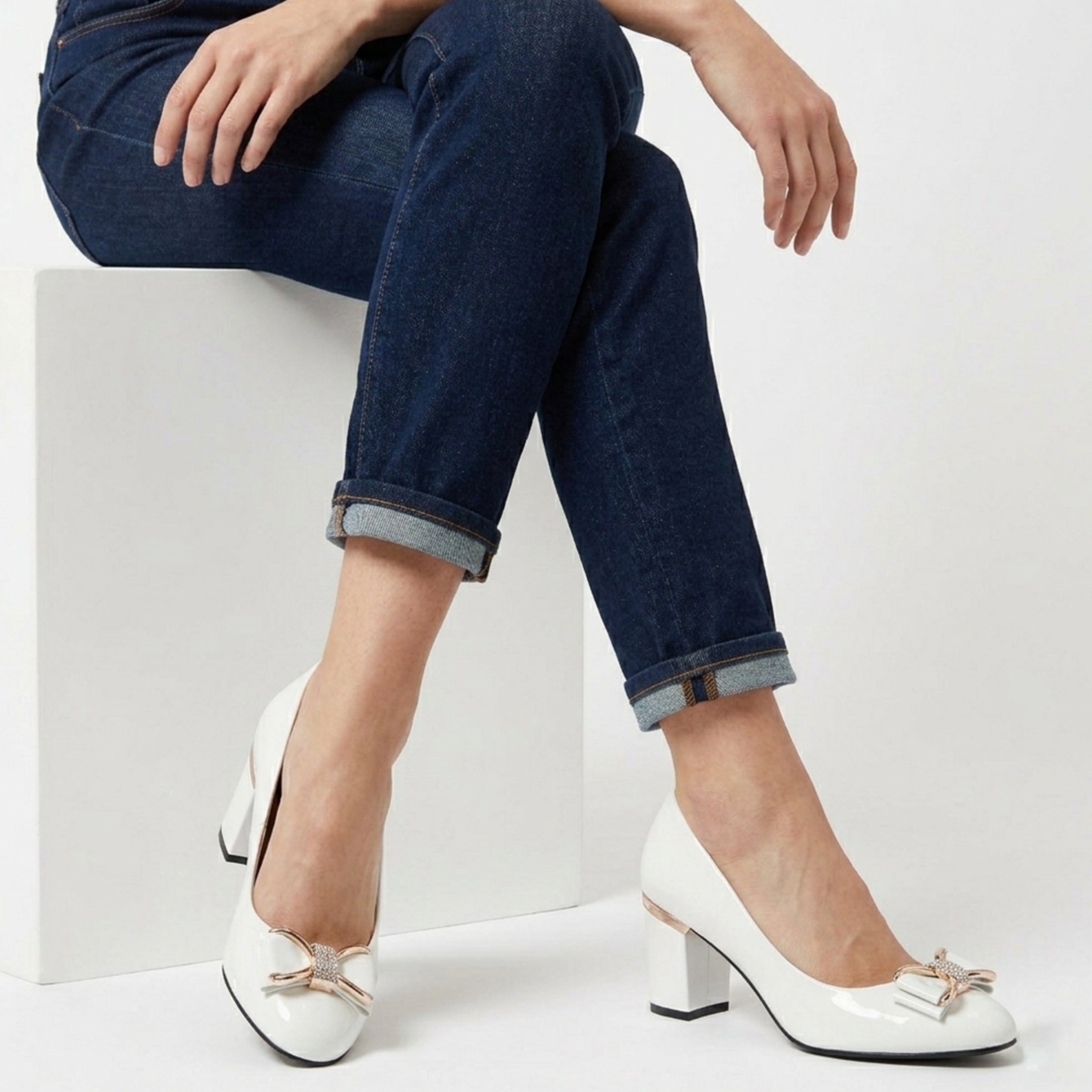 Zapato de mujer con tacón ancho y lazo decorativo