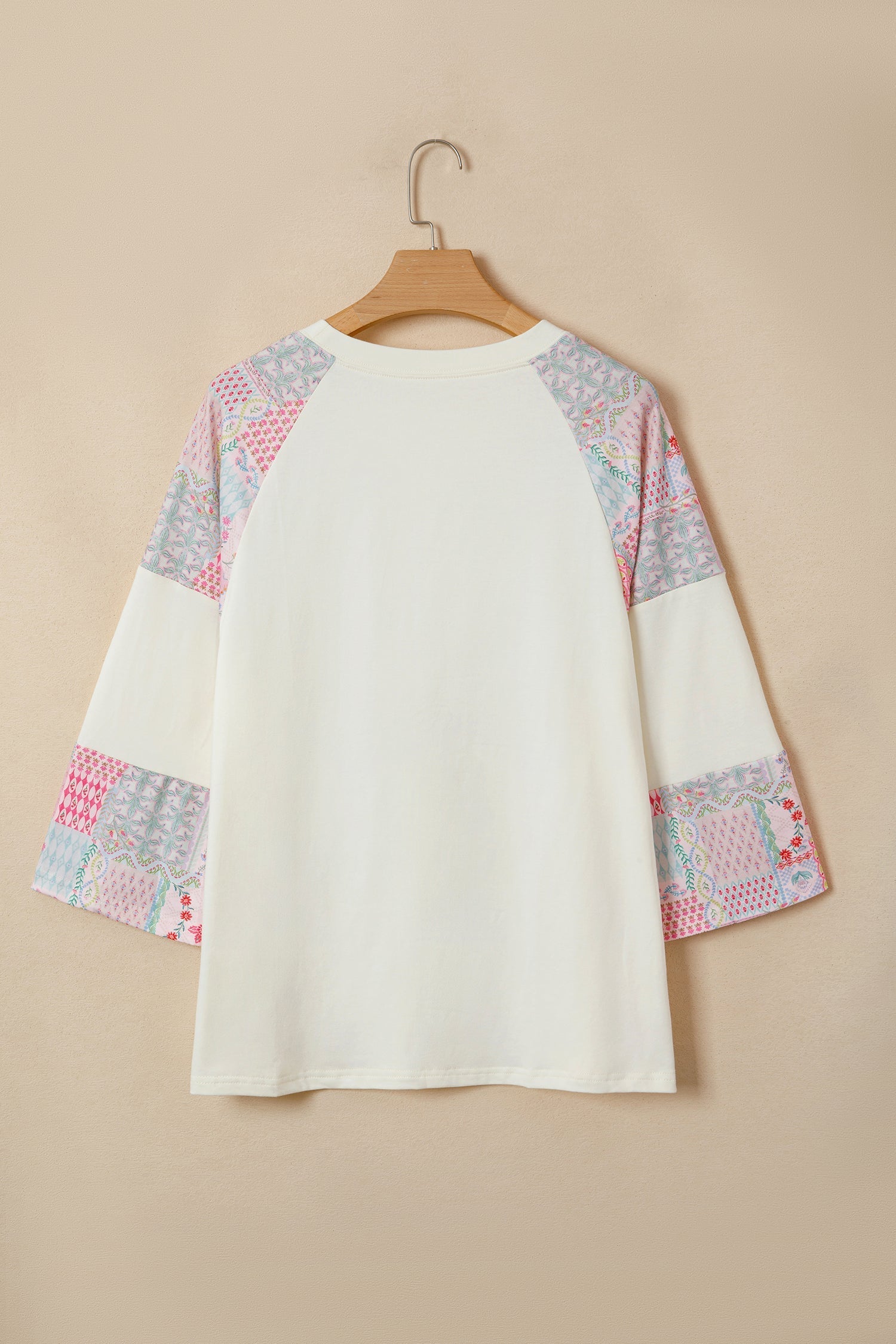 Top a Maniche Lunghe Beige con Patchwork Floreale Retro e Color Block