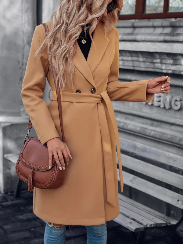 Lang trenchcoat til kvinder med bælte og klassisk revers