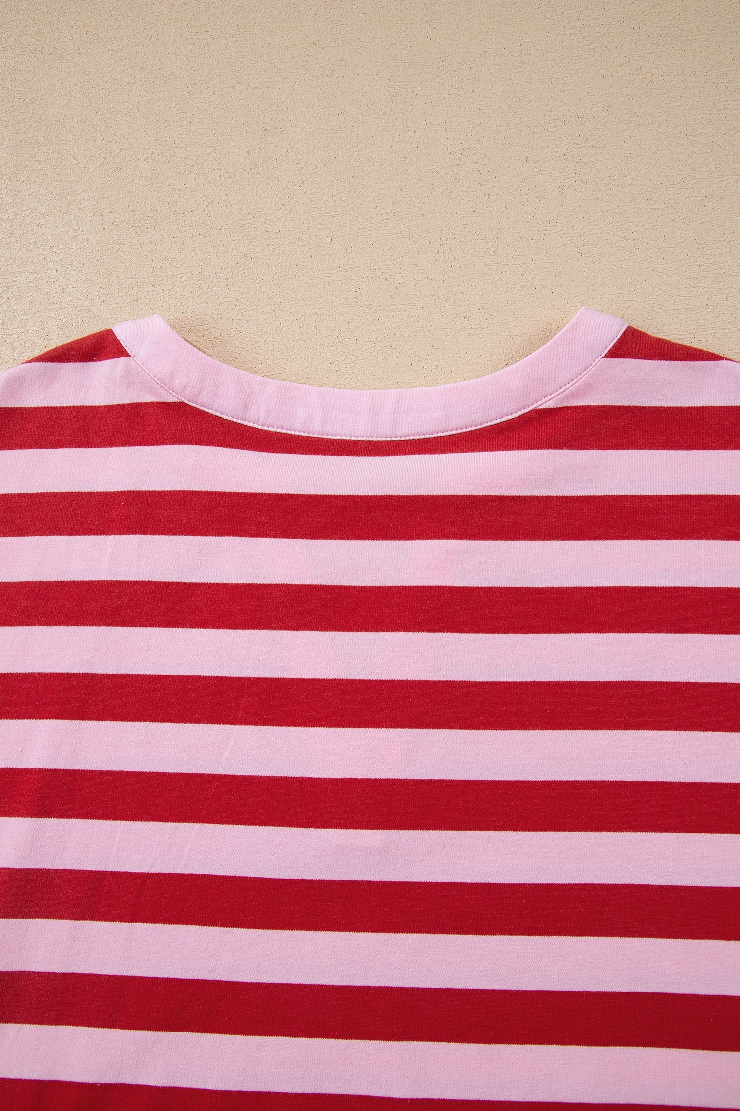 T-shirt décontracté à rayures roses avec col en V