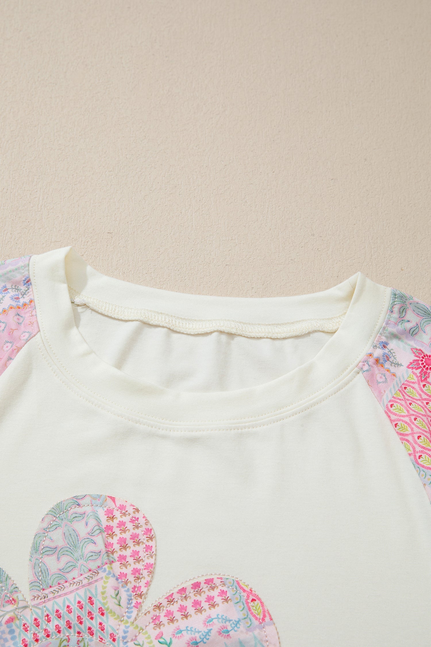 Top a Maniche Lunghe Beige con Patchwork Floreale Retro e Color Block