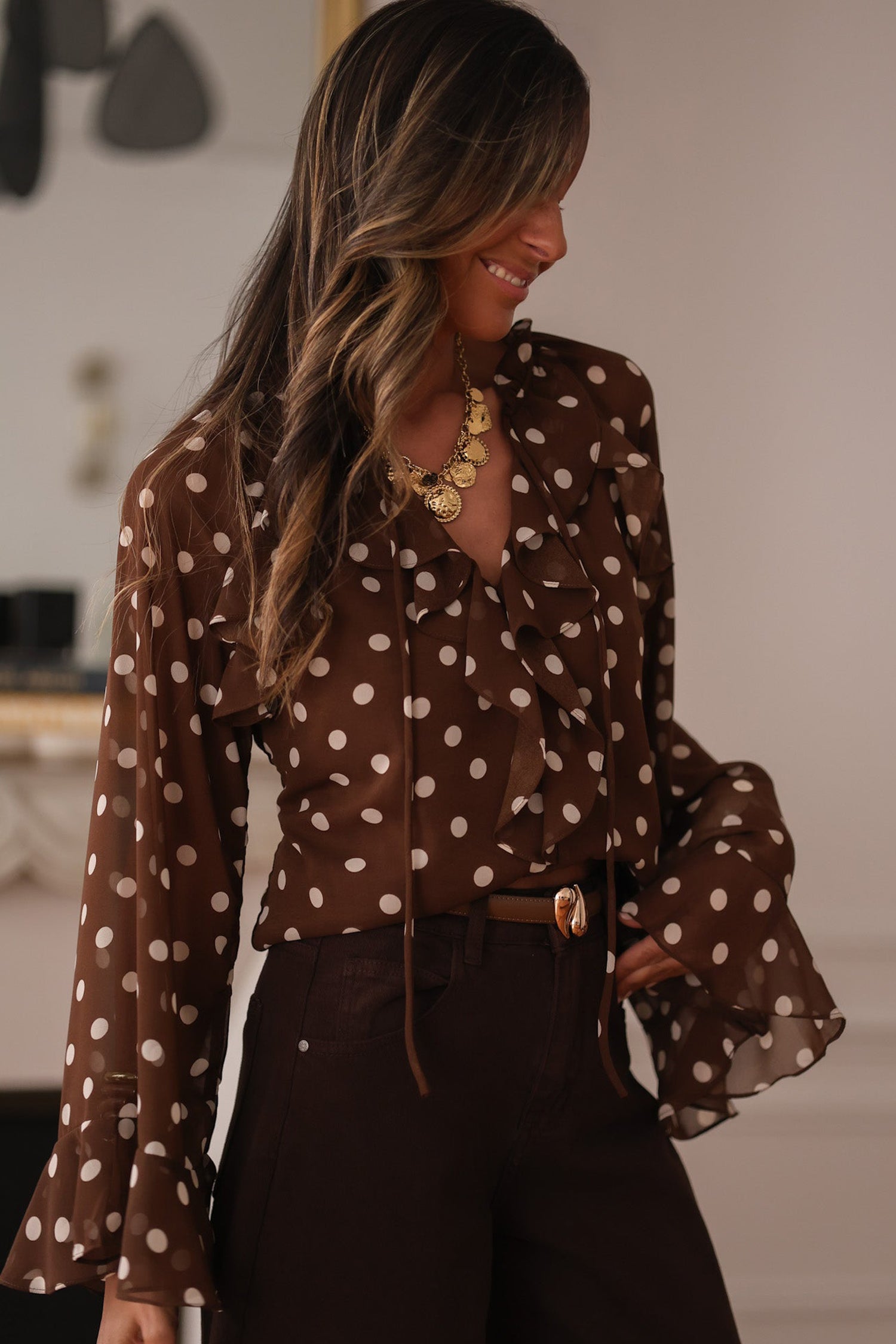 Blusa de lunares con volantes, escote en V y mangas campana - Café