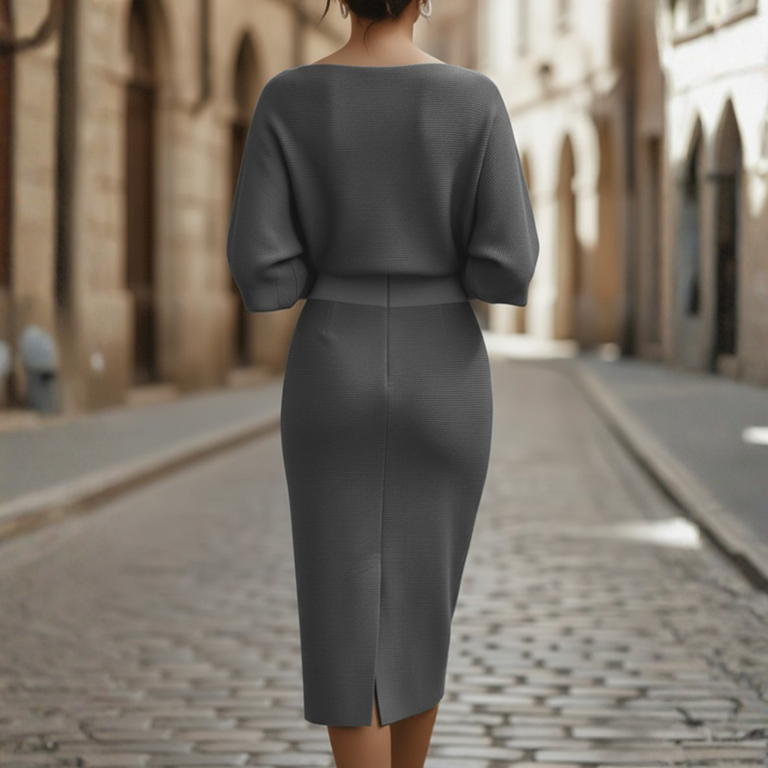 Robe élégante pour femme avec col large en tissu doux