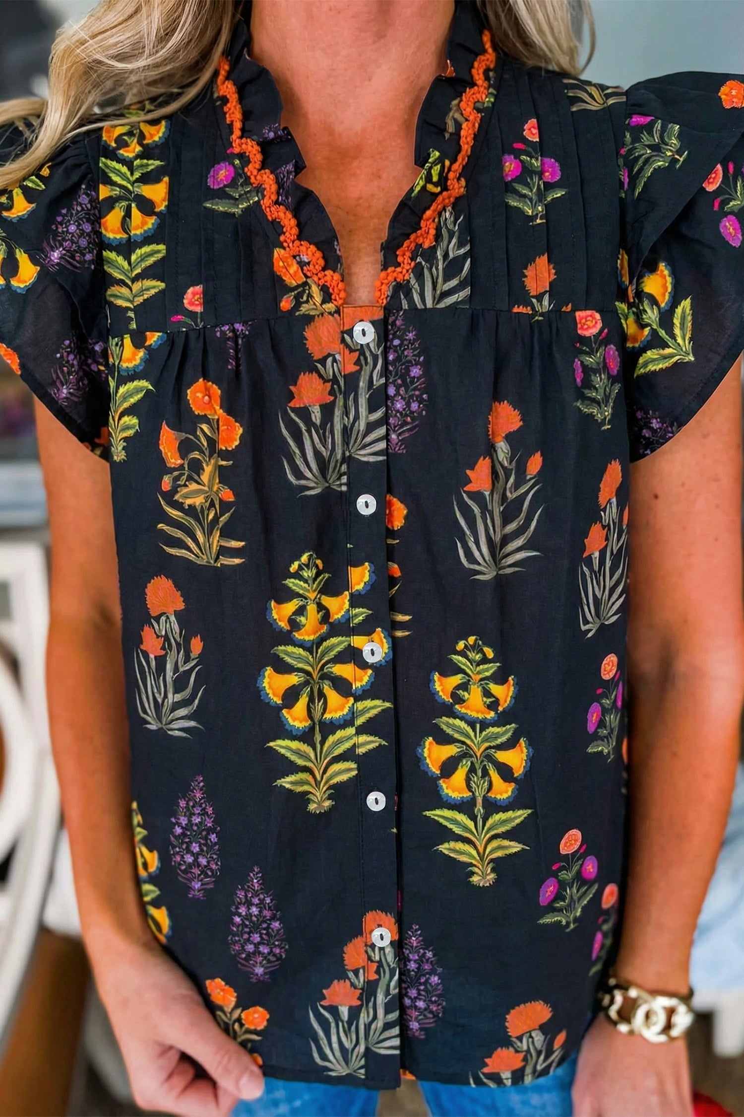 Camisa negra con flores, borde de encaje y escote en V con volantes