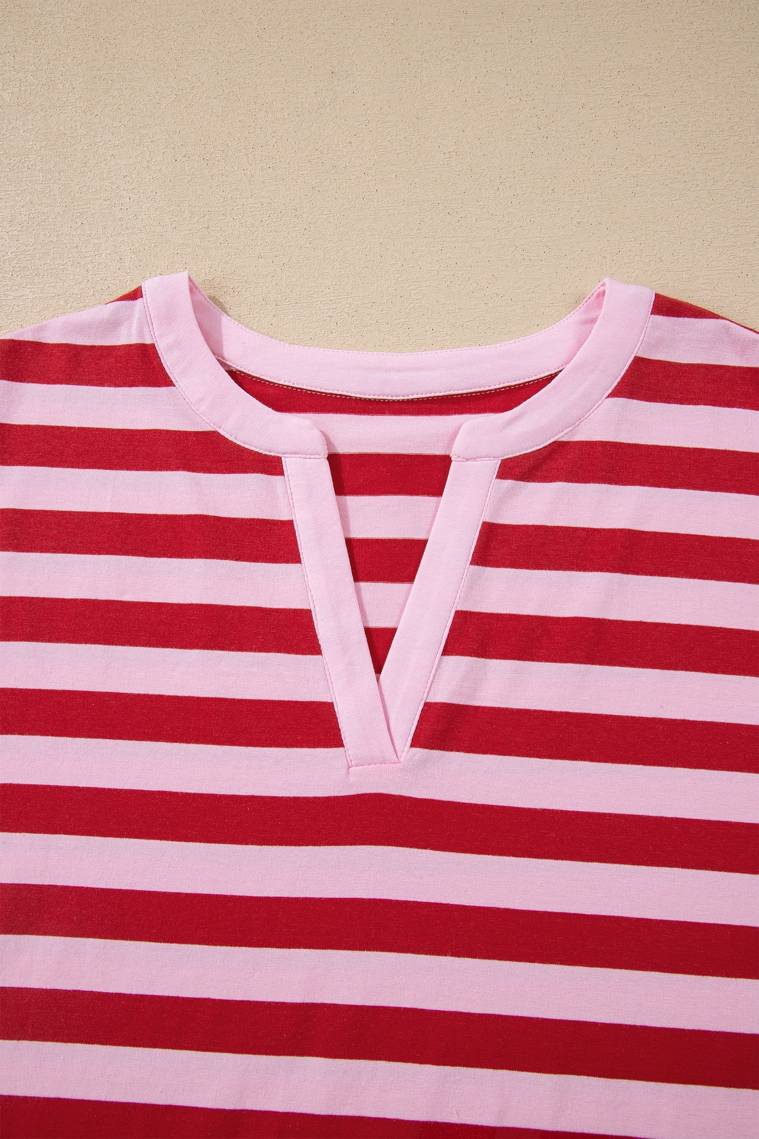 T-shirt décontracté à rayures roses avec col en V