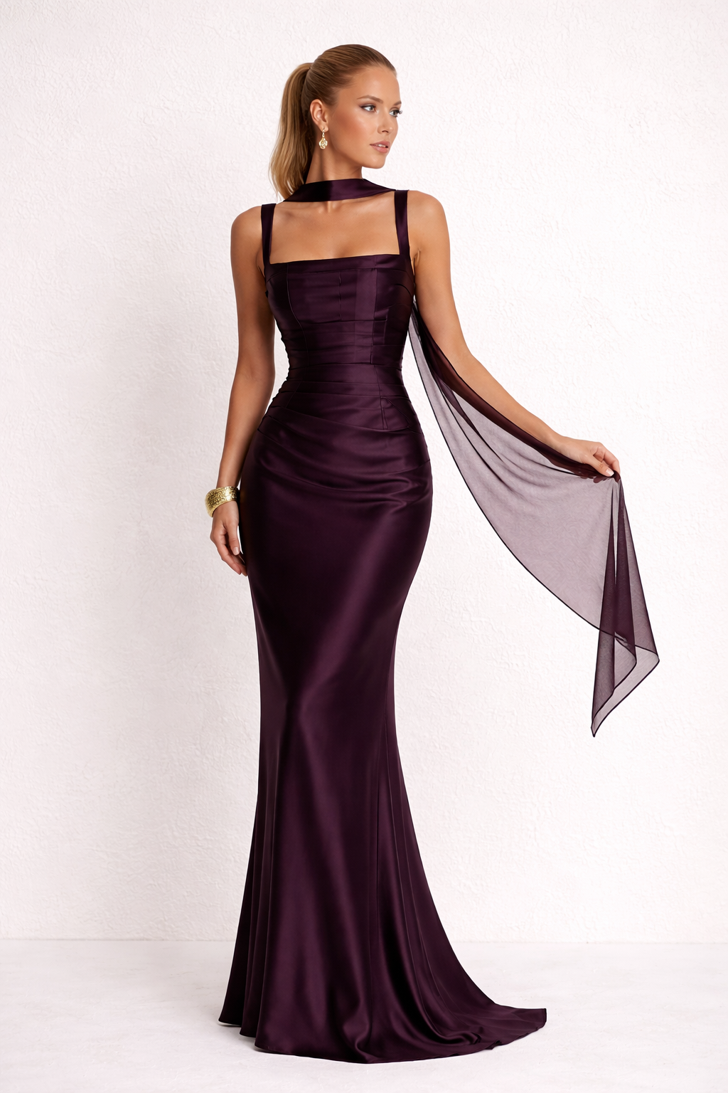 Elegant long women's dress with a sleeveless fitted cut