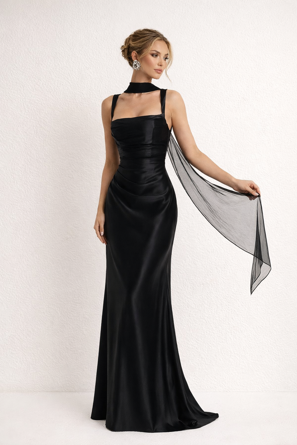 Elegant long women's dress with a sleeveless fitted cut