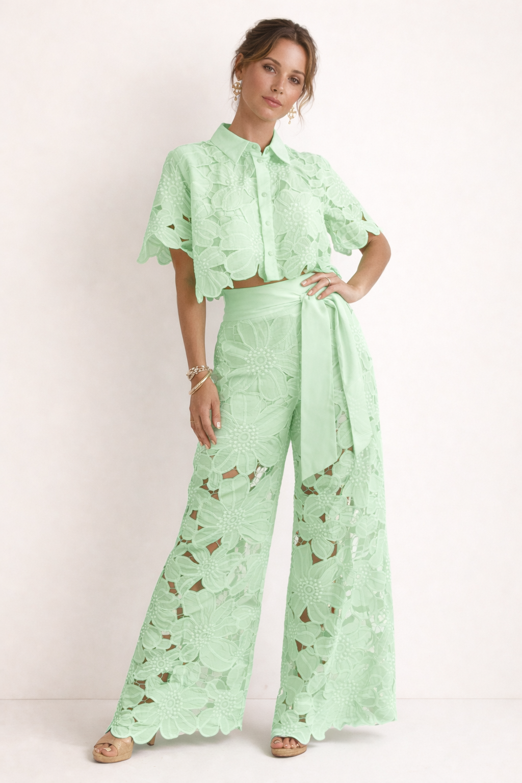 Conjunto de mujer de encaje con camisa corta y pantalones anchos