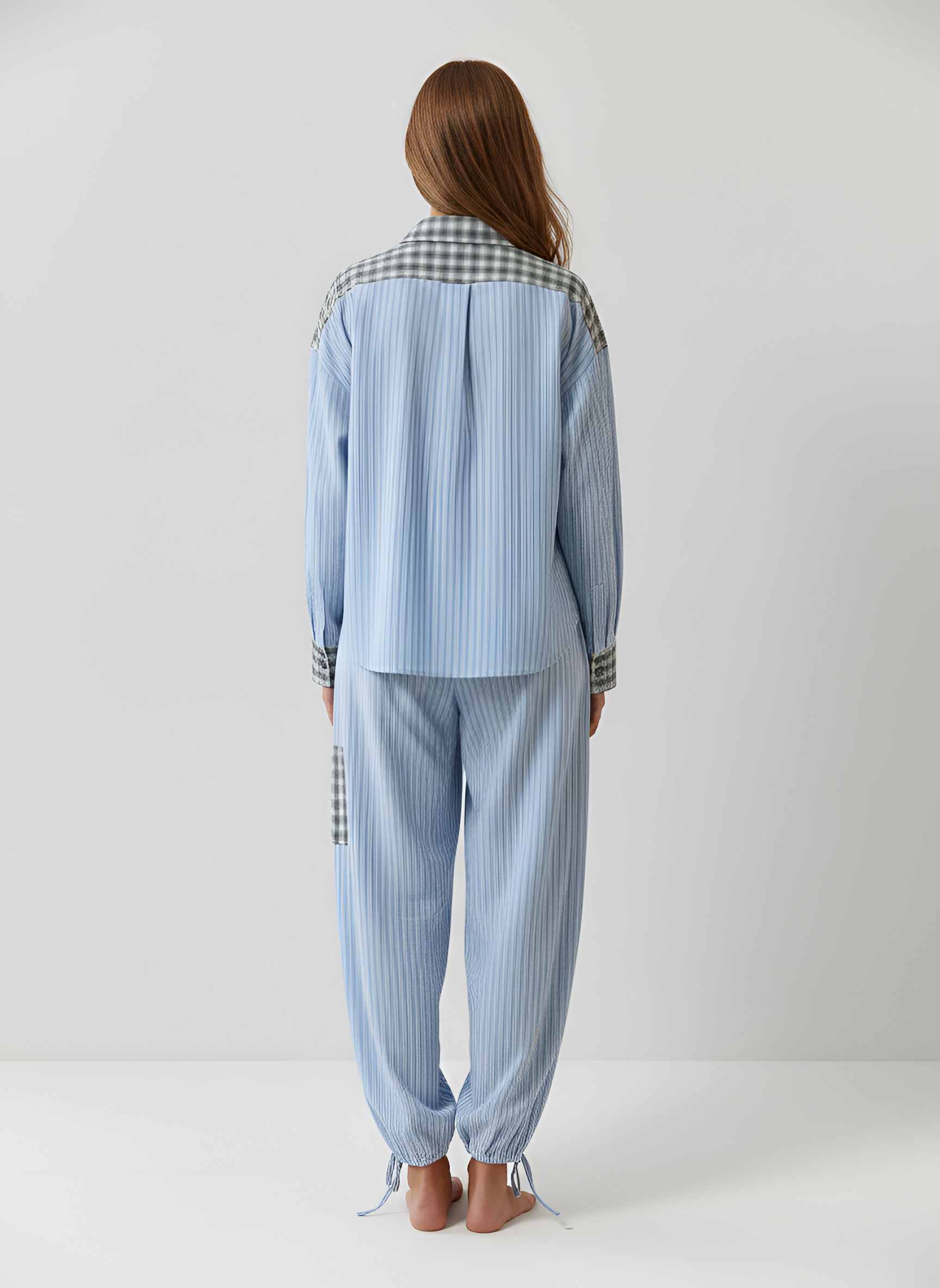 Camisa feminina oversize em algodão às riscas com inserções aos quadrados e bolso frontal