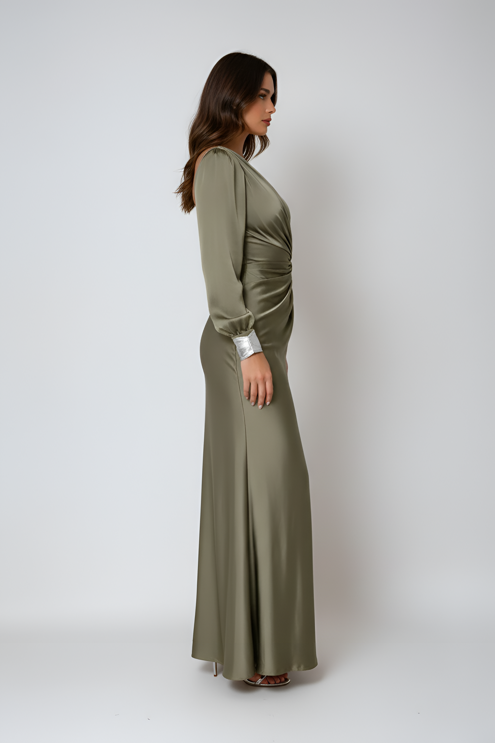 Vestido largo de satén para mujer con un solo hombro y abertura elegante