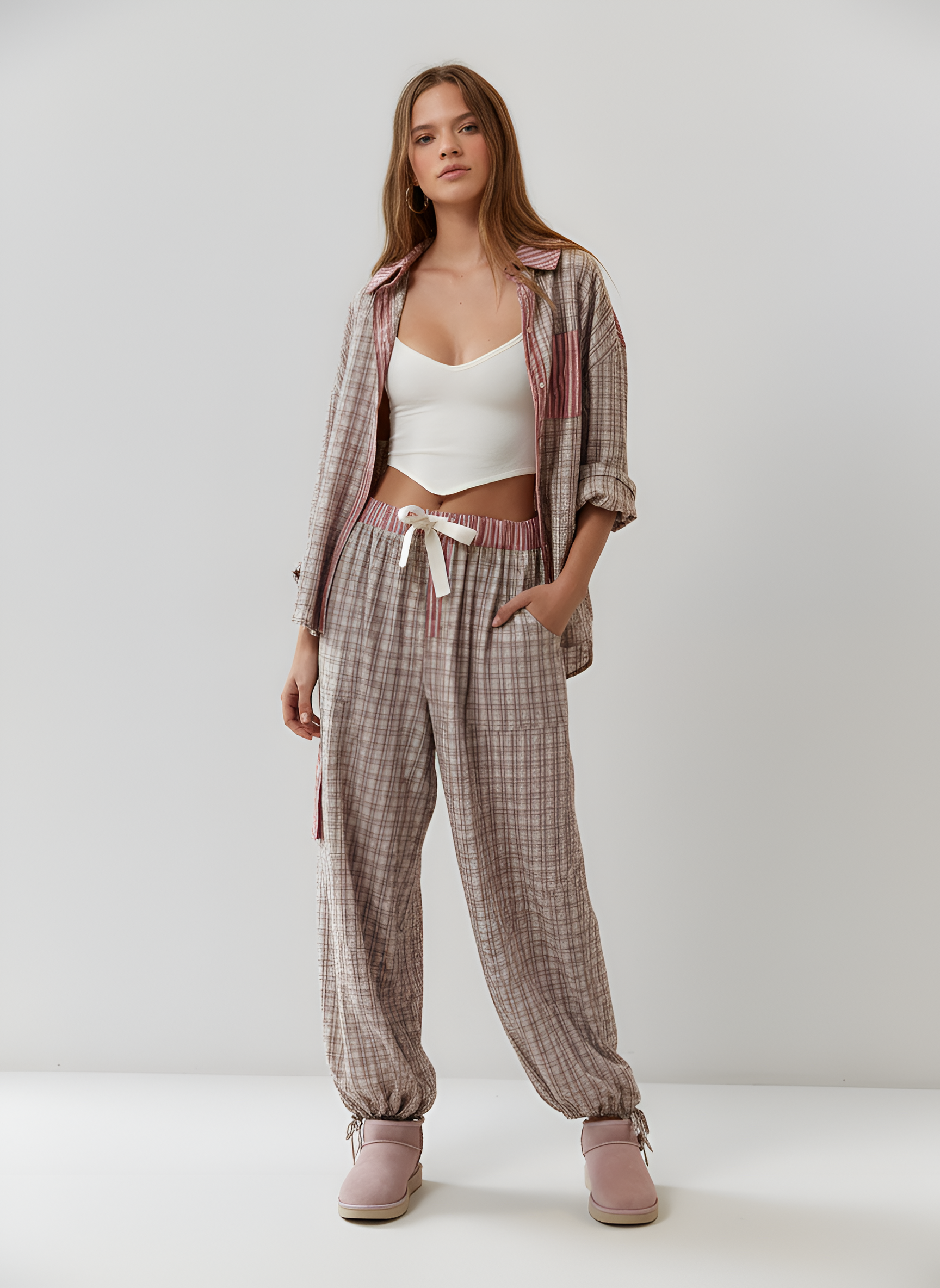 Camisa feminina oversize em algodão às riscas com inserções aos quadrados e bolso frontal