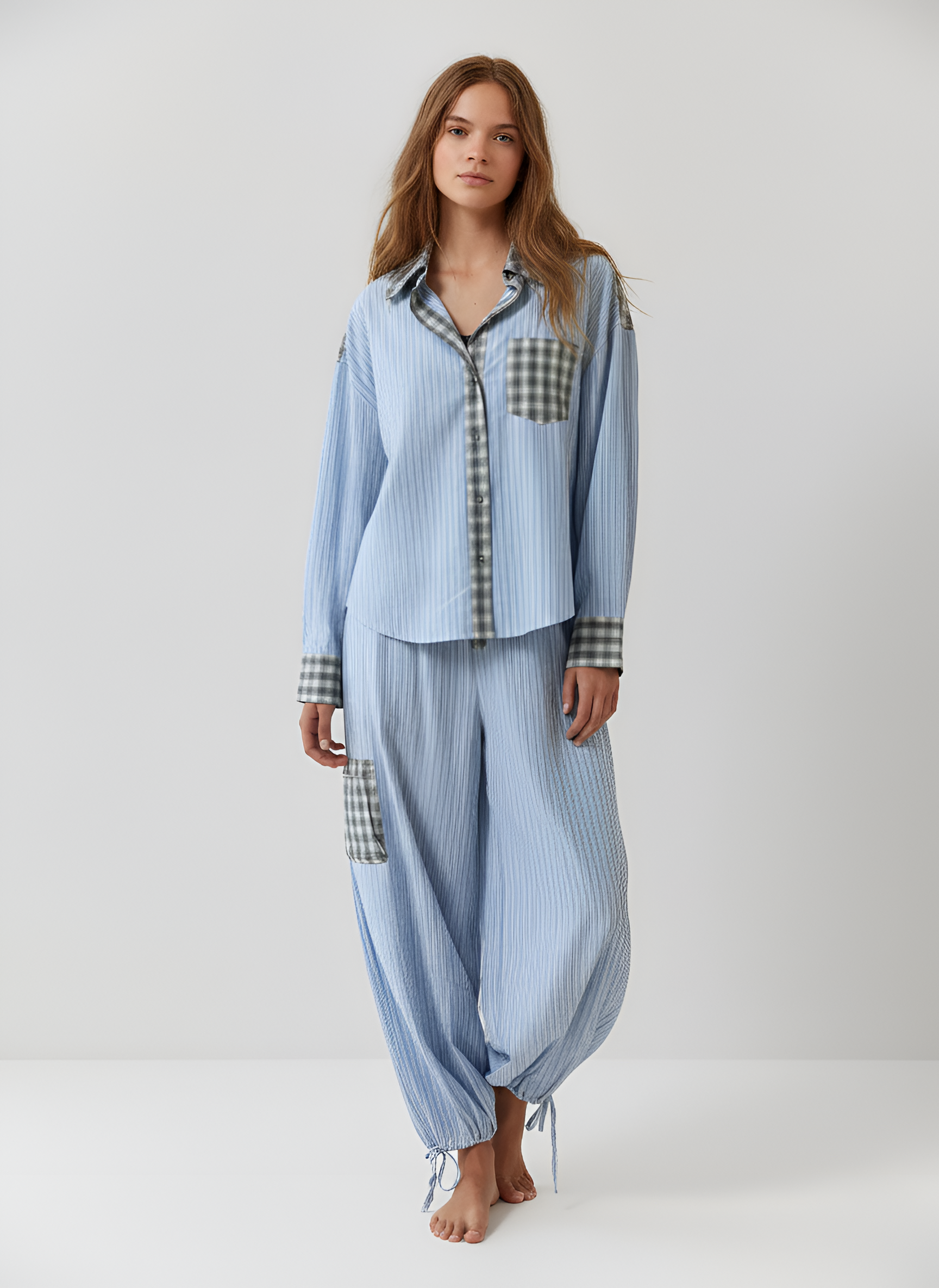 Camisa feminina oversize em algodão às riscas com inserções aos quadrados e bolso frontal