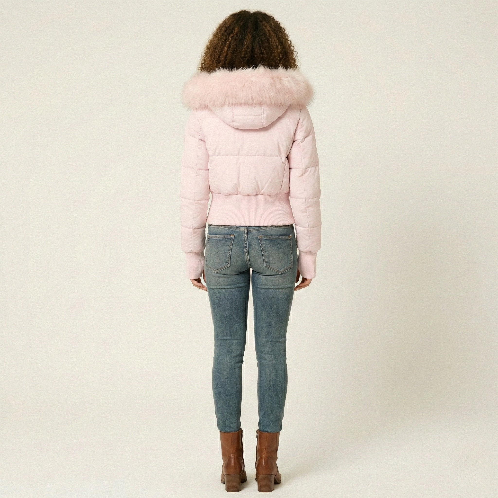 Parka curta de mulher com capuz, borda em pele ecológica e acolchoado de inverno