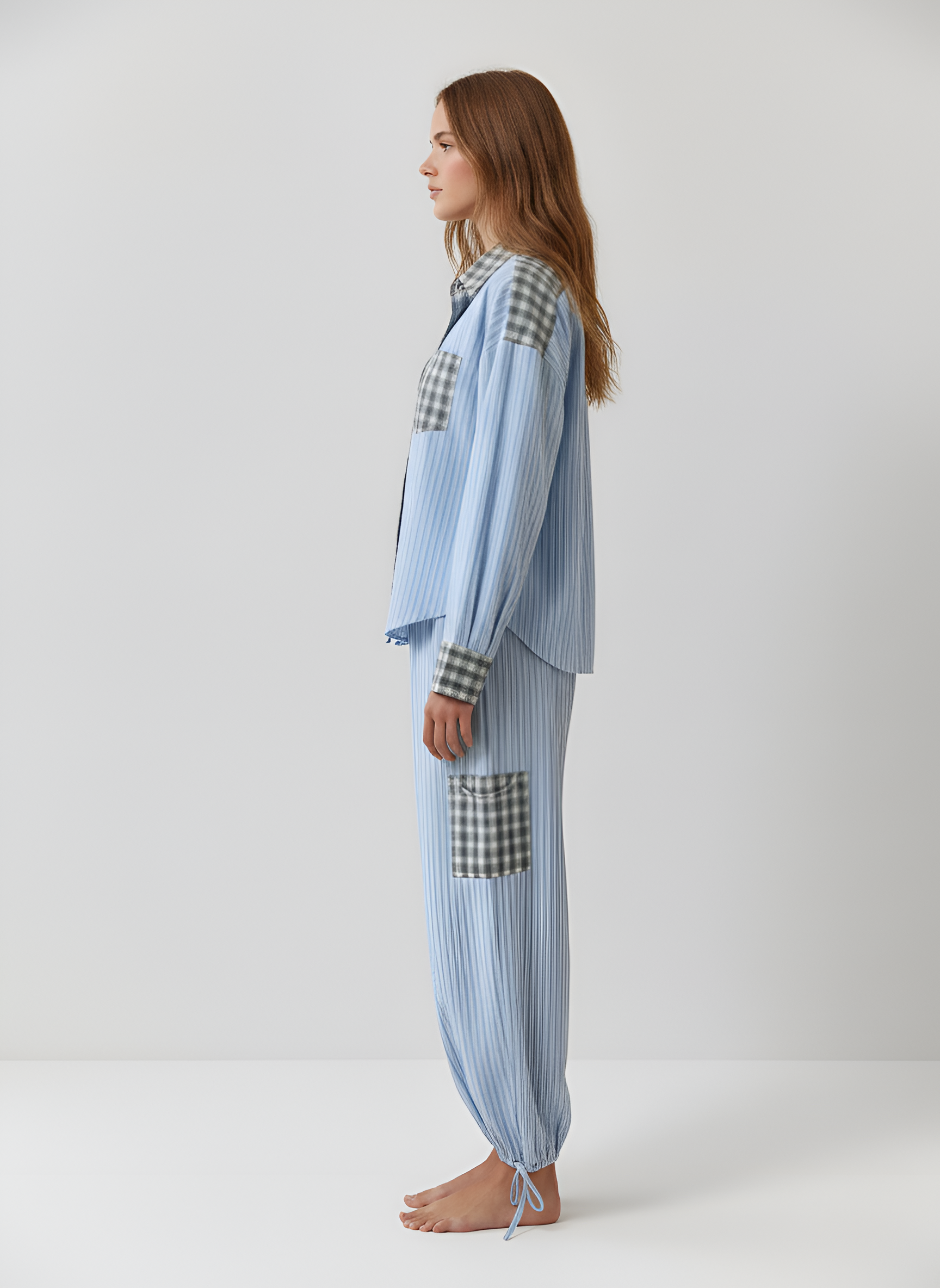 Camisa feminina oversize em algodão às riscas com inserções aos quadrados e bolso frontal