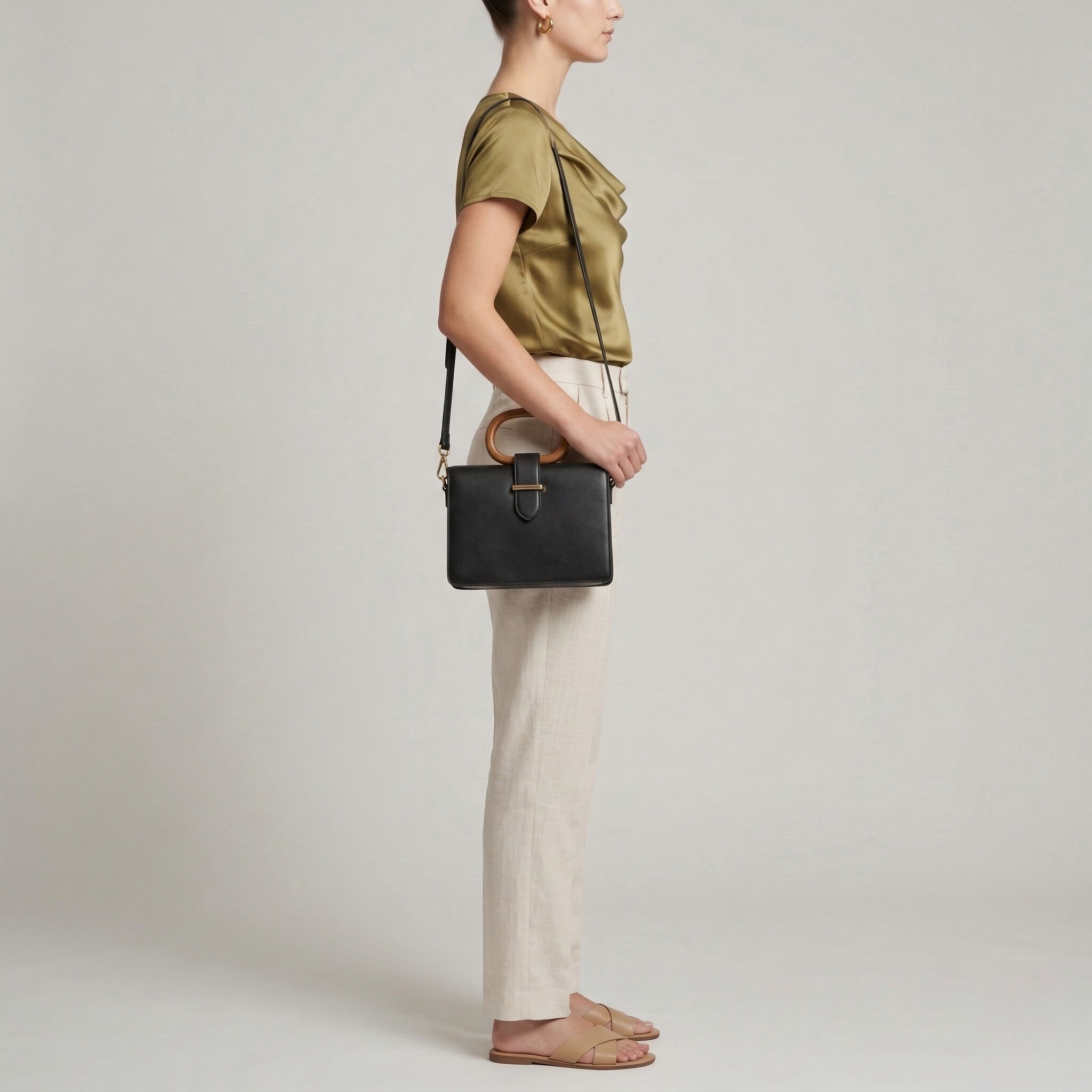 Elegancka damska bluzka z drapowanym dekoltem, krótkim rękawem, casualowa i elegancka