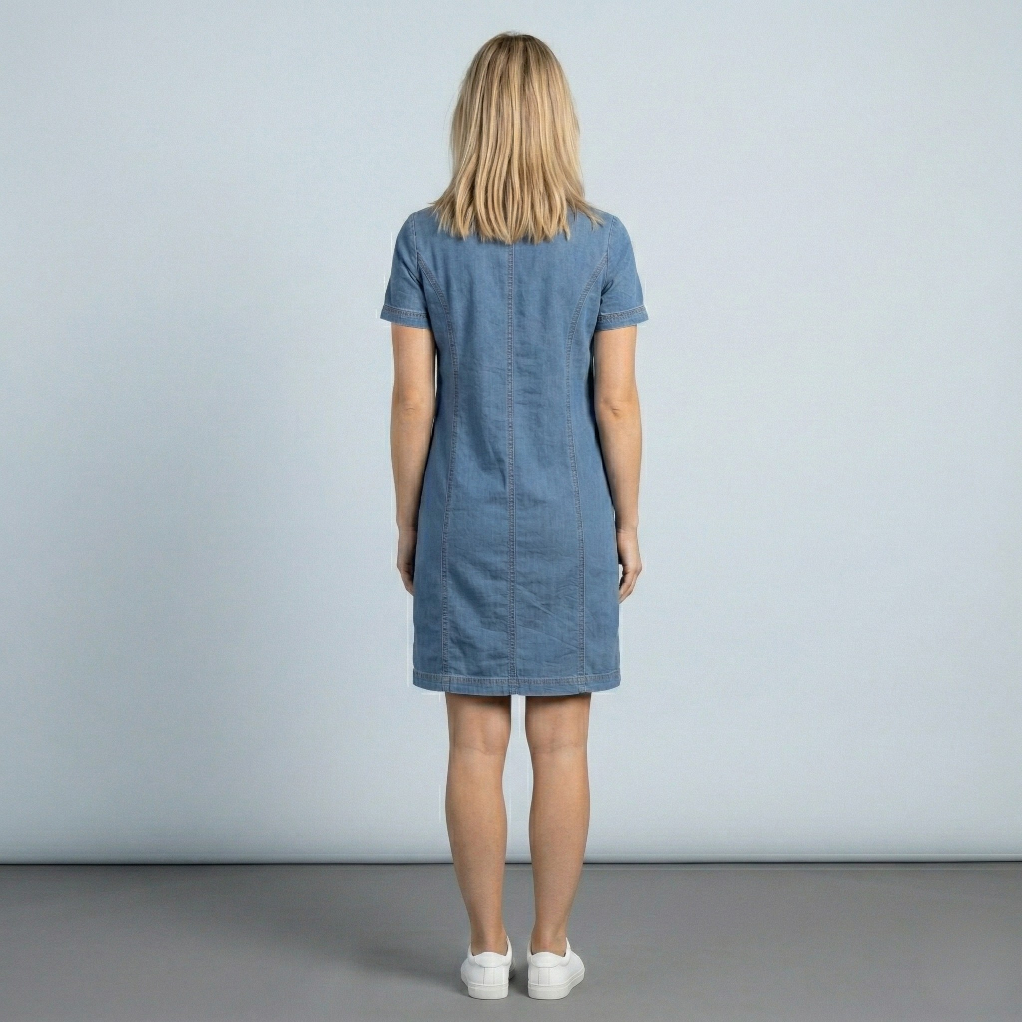Γυναικείο φόρεμα από denim με κοντά μανίκια, τσέπες και V-λαιμόκοψη