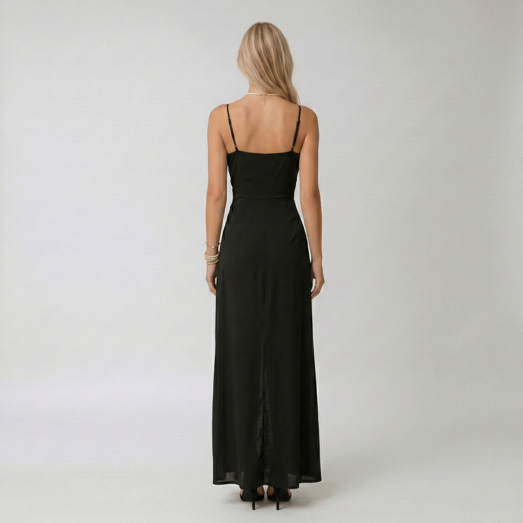 Vestido longo elegante de mulher com racha e decote em V para noite elegante