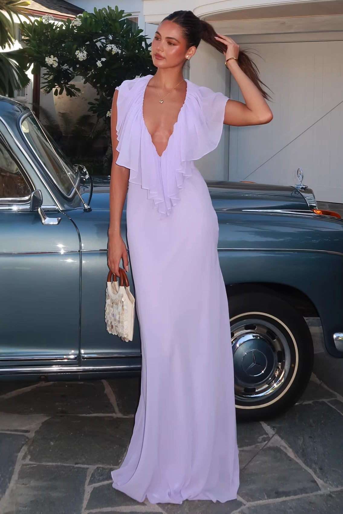 Vestido largo de mujer con escote en V y detalle de volantes