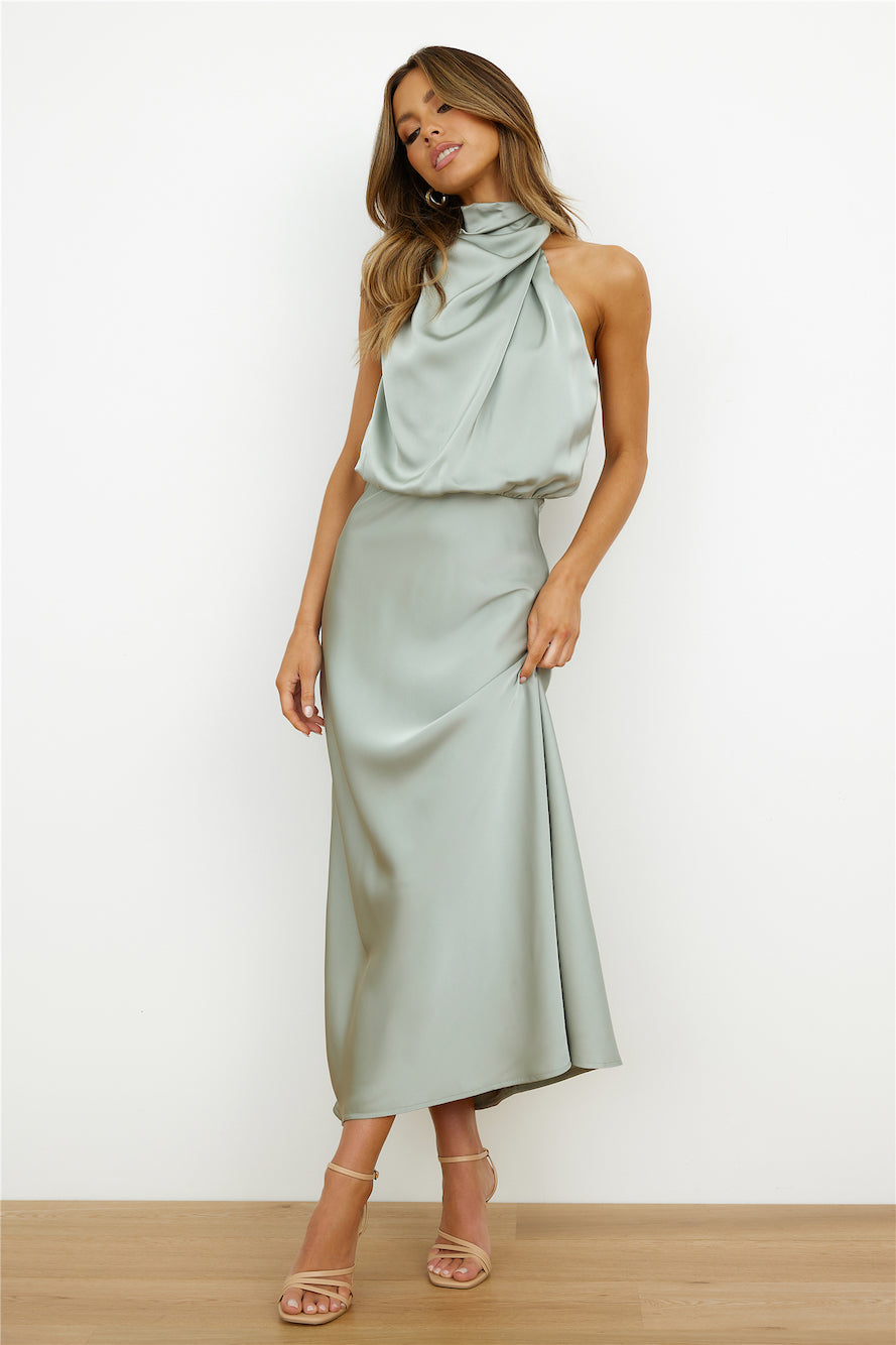 Elegant midi-kjole med asymmetrisk udskæring