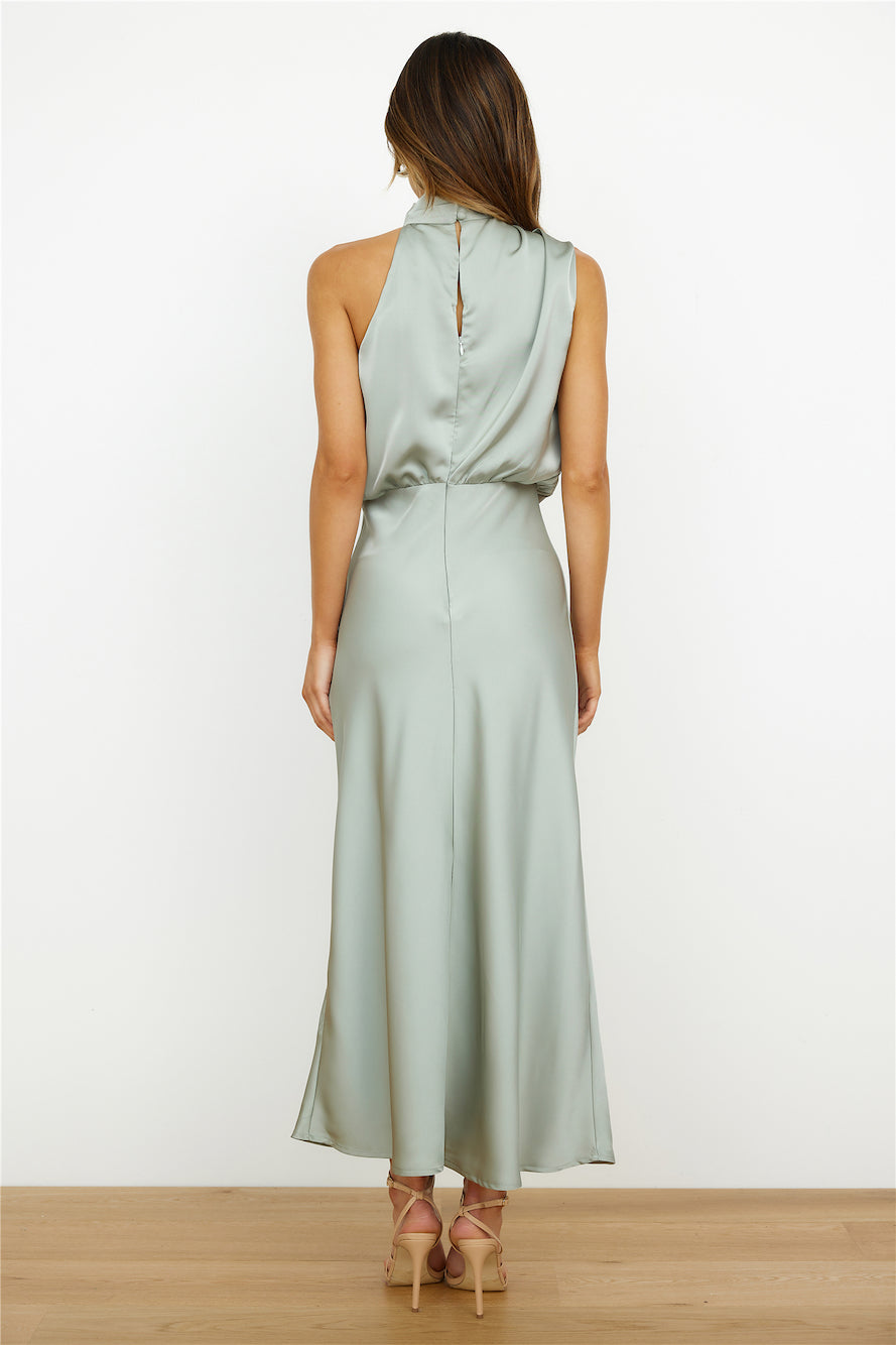 Elegant midi-kjole med asymmetrisk udskæring