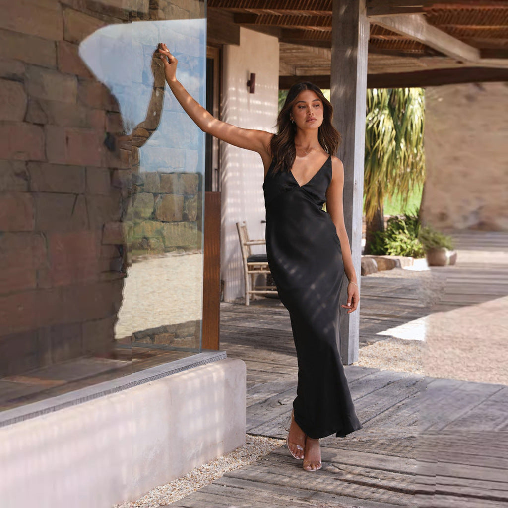 SatinLook | Women's Maxi Dress - Elegant Sleeveless V-Neck Design for Formal Events 1