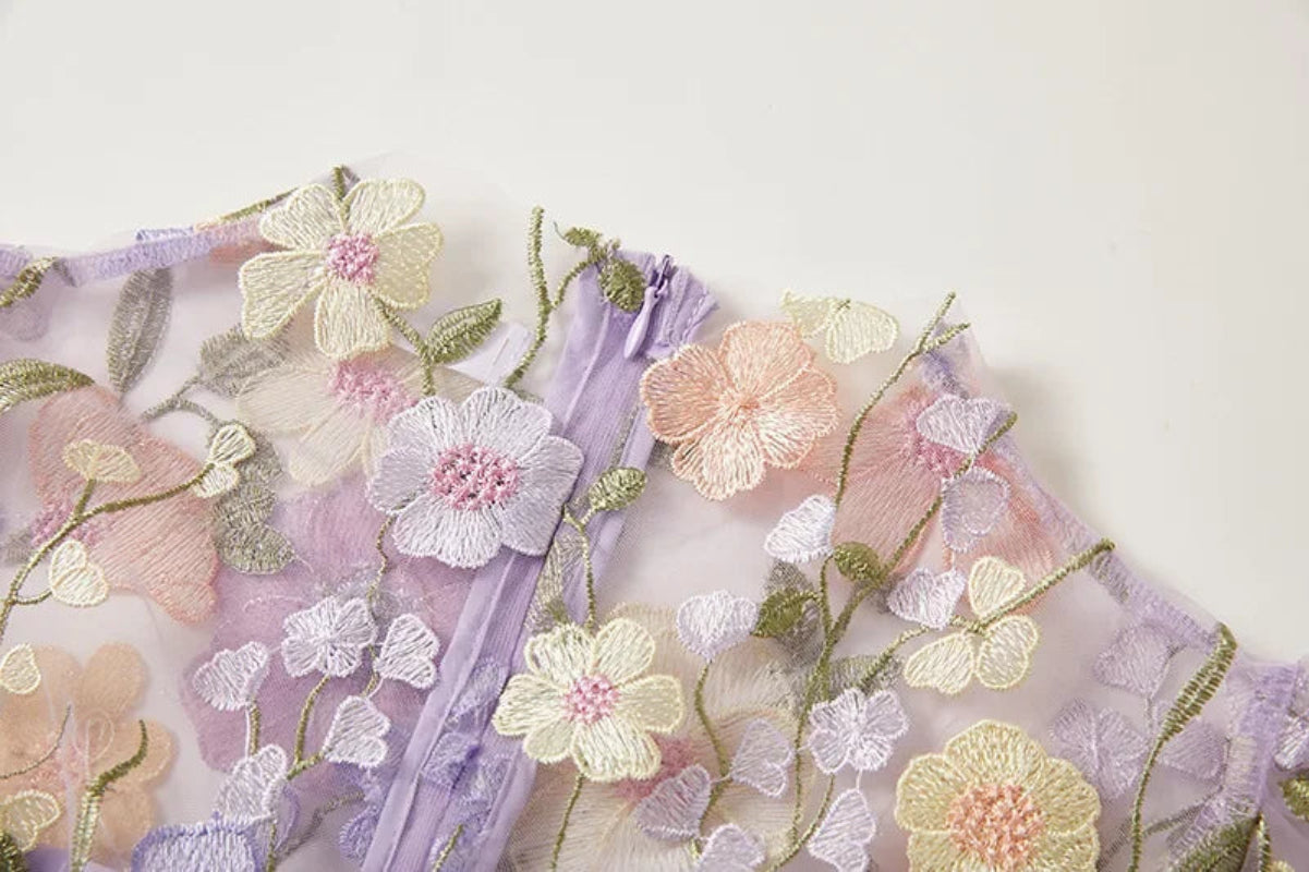 Langærmet blomsterkjole uden ærmer med flæser
