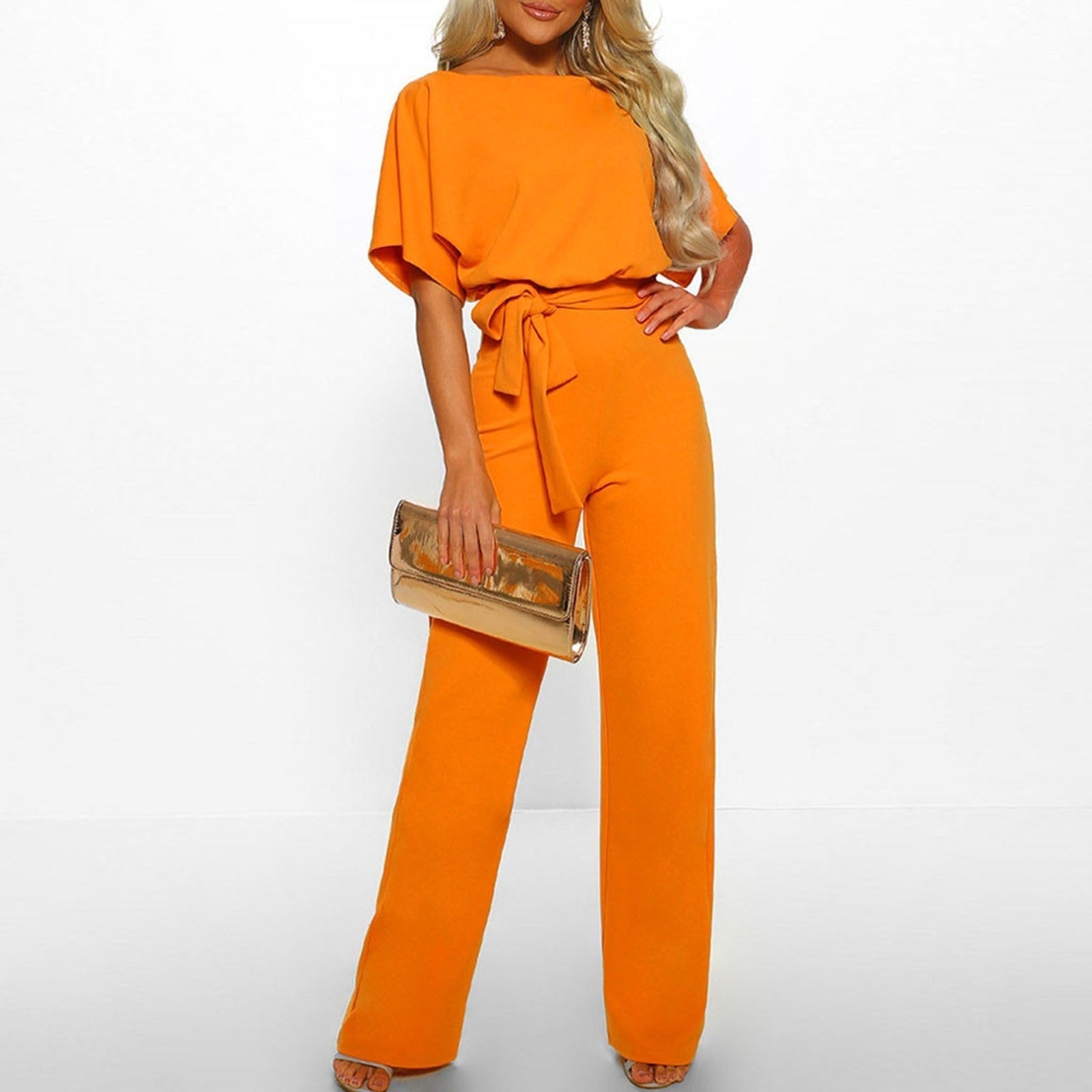 Elegantní dámský overal s širokými nohavicemi a páskem v pase – letní ležérní chic outfit