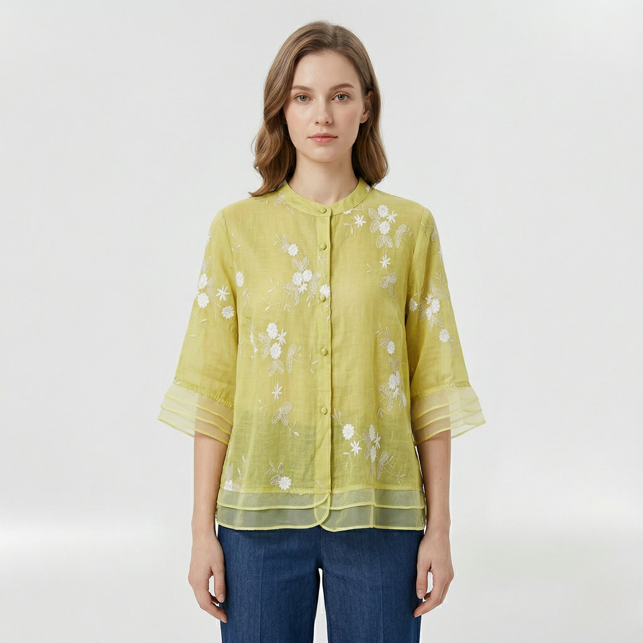 Blød damebluse med blomsterbroderi og afslappet koreansk krave