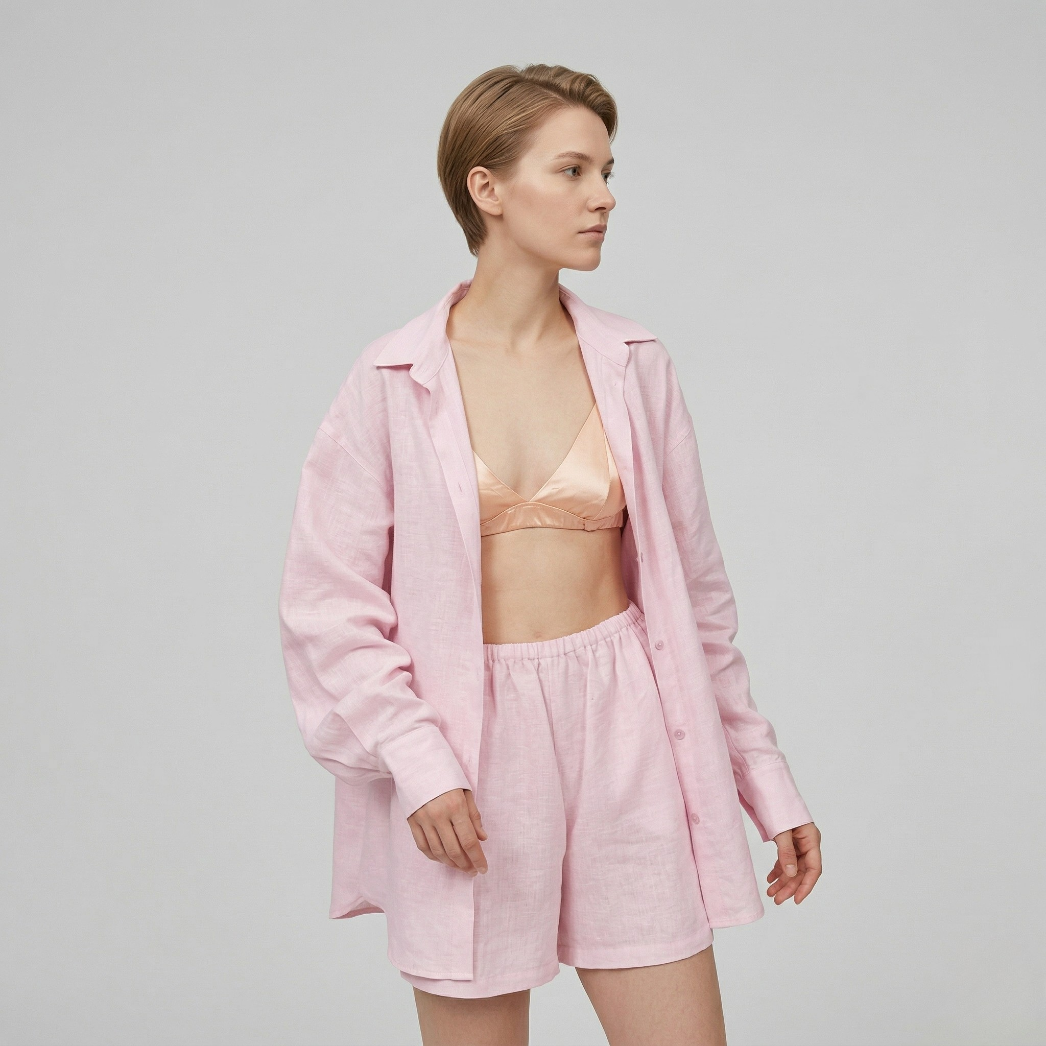 Completo due pezzi cardigan chic e shorts coordinati da donna