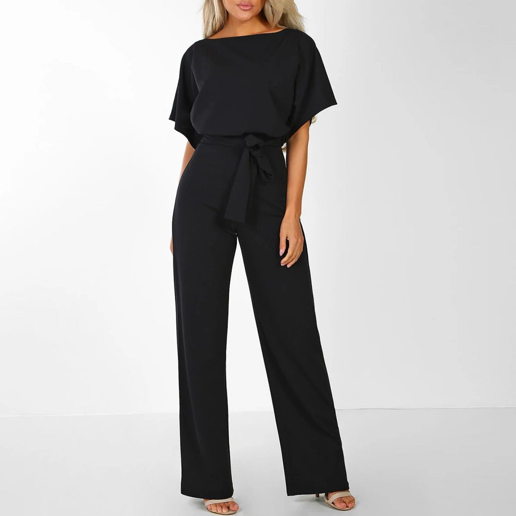 Elegantní dámský overal s širokými nohavicemi a páskem v pase – letní ležérní chic outfit