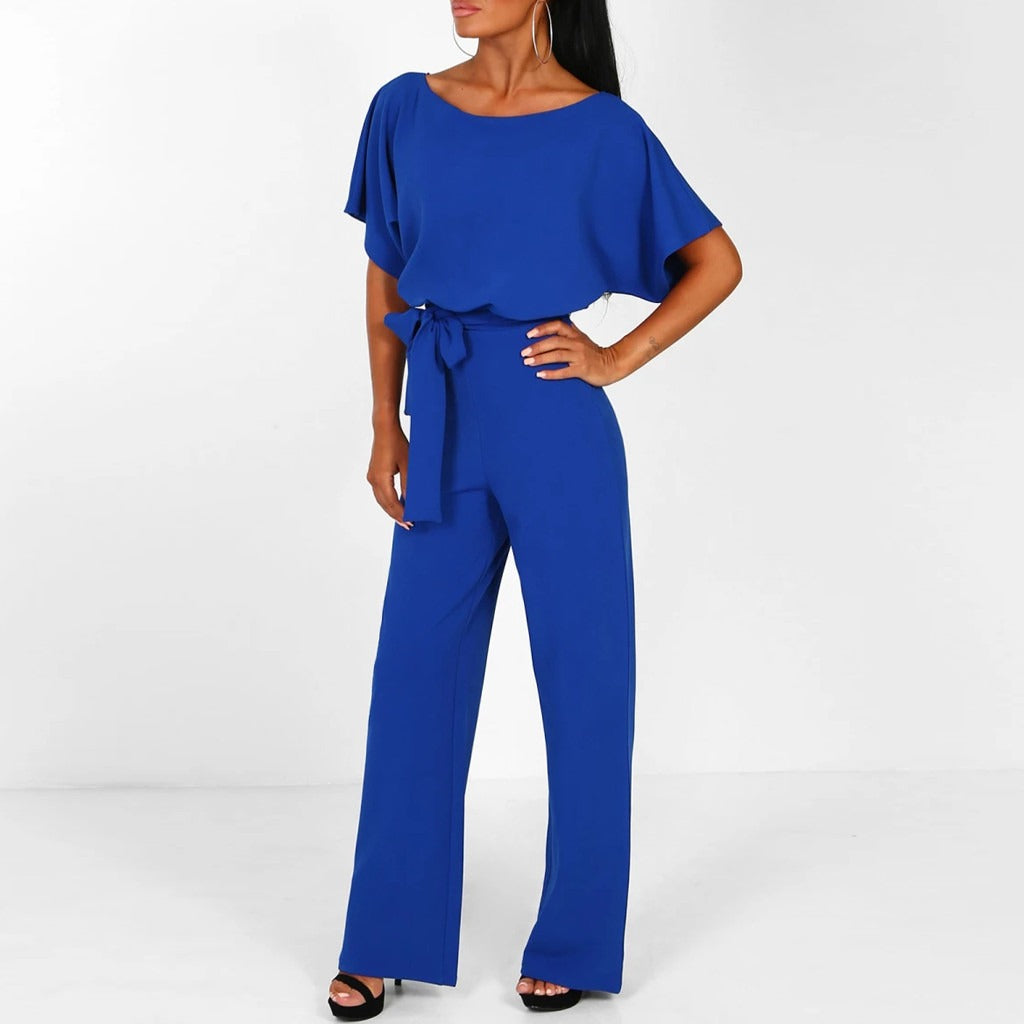 Elegantní dámský overal s širokými nohavicemi a páskem v pase – letní ležérní chic outfit