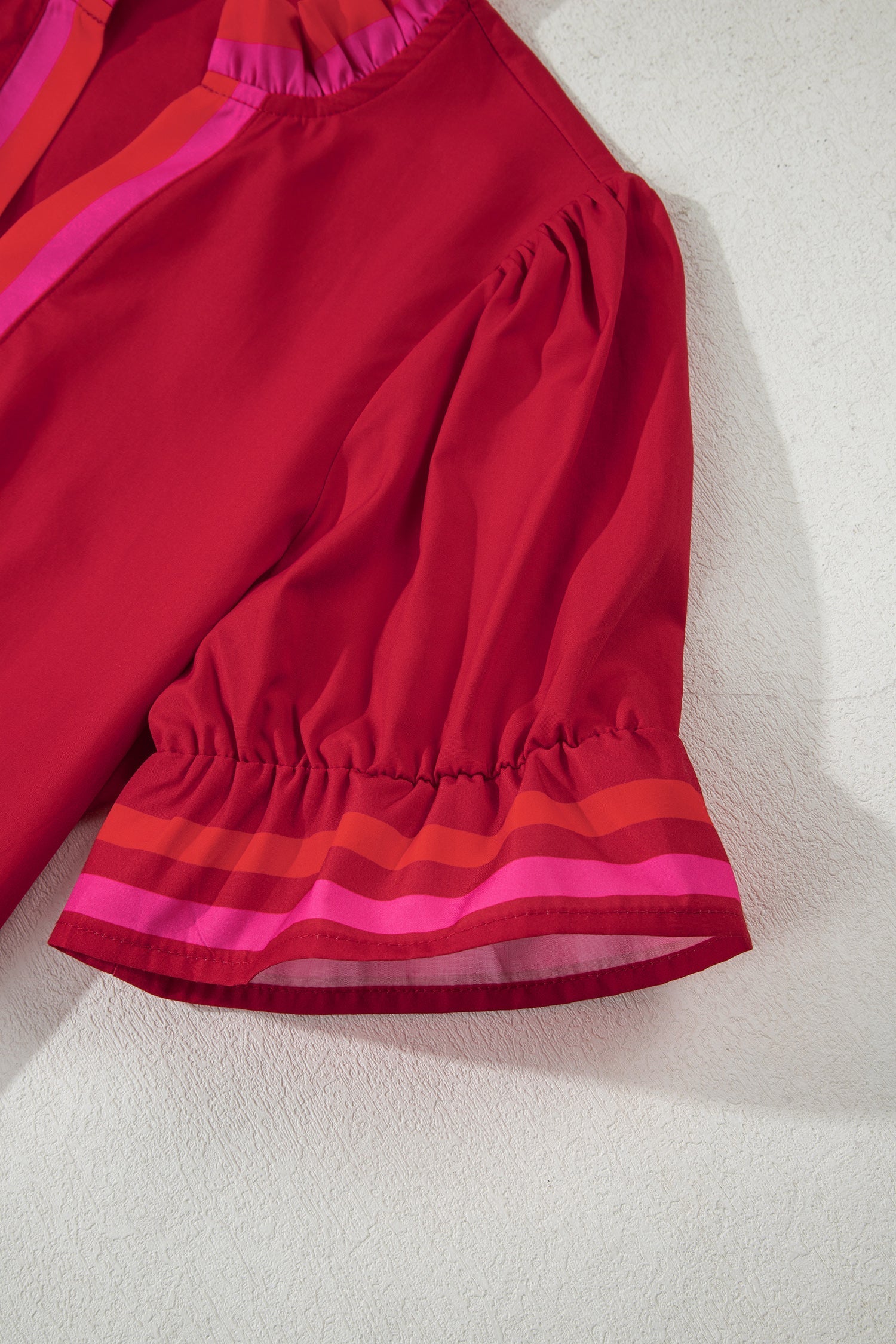 Blusa a righe rosso fuoco con colletto a volant e maniche corte arricciate