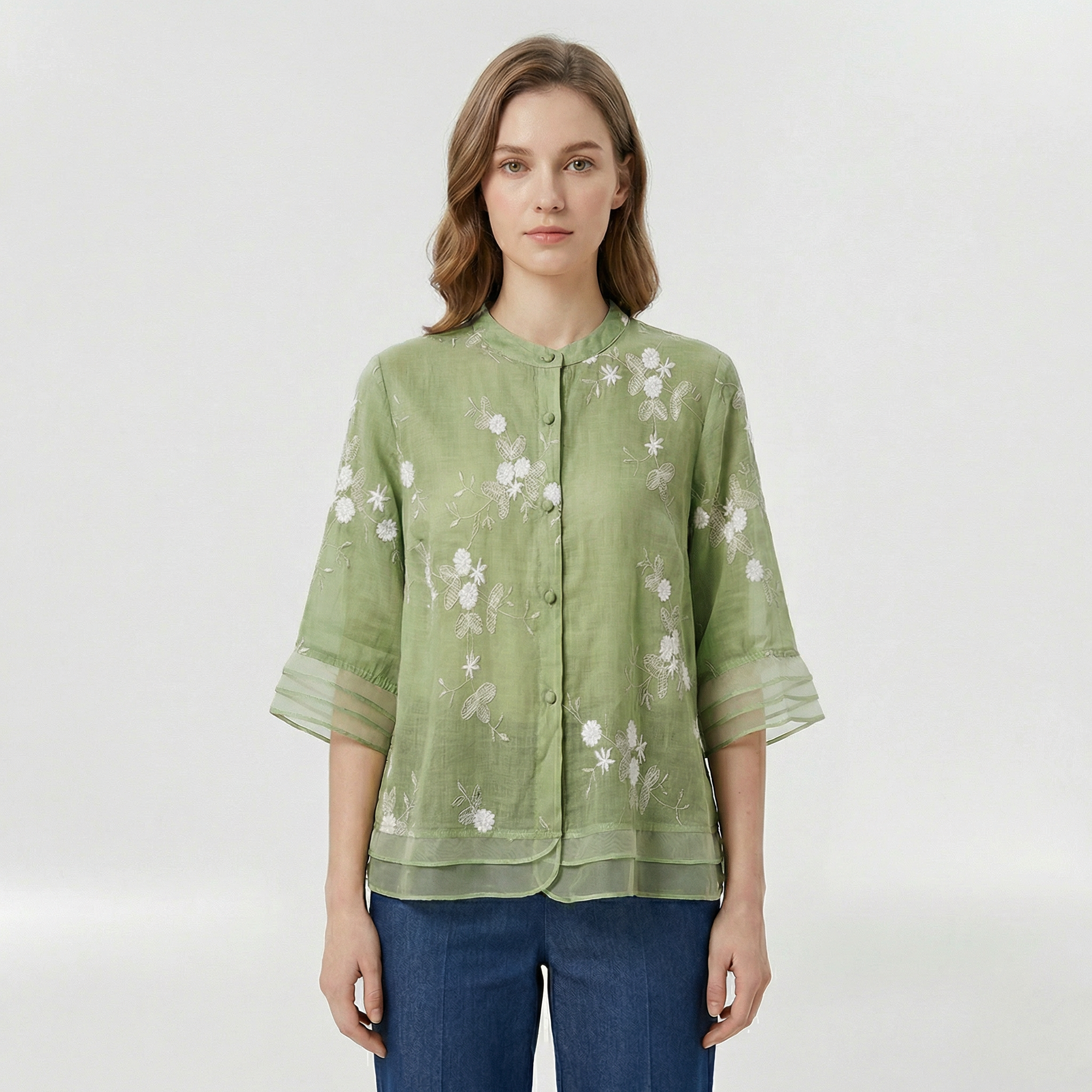 Blød damebluse med blomsterbroderi og afslappet koreansk krave