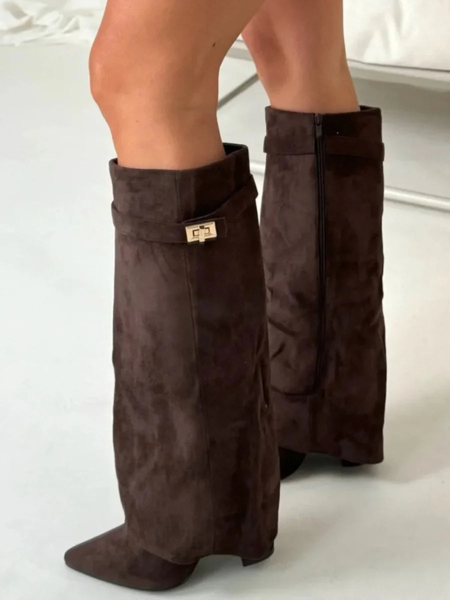 Wysokie damskie kozaki na szerokim obcasie o minimalistycznym designie
