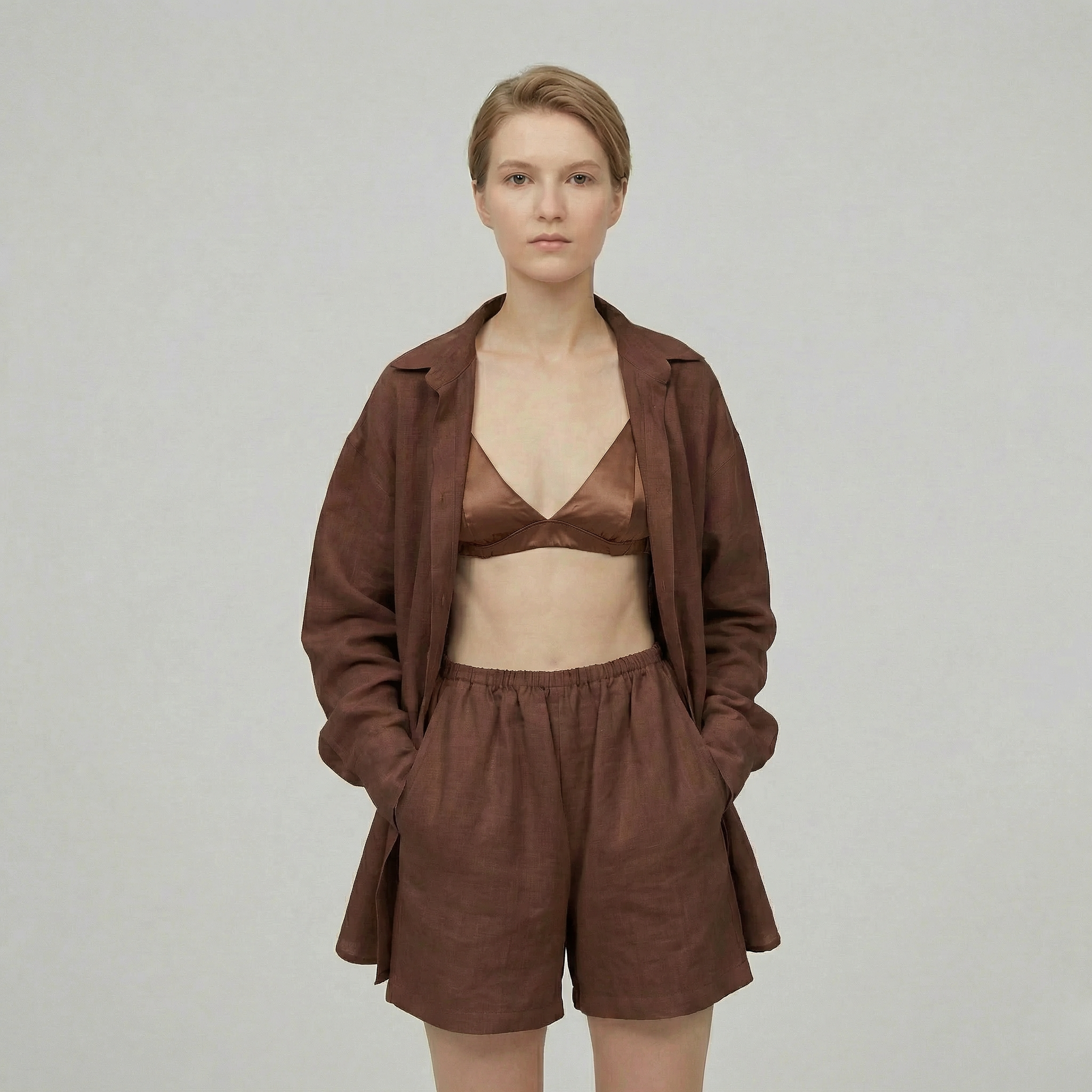 Completo due pezzi cardigan chic e shorts coordinati da donna