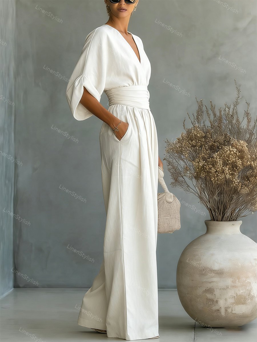 Combinaison femme avec décolleté plongeant en V, ceinture et jambes larges
