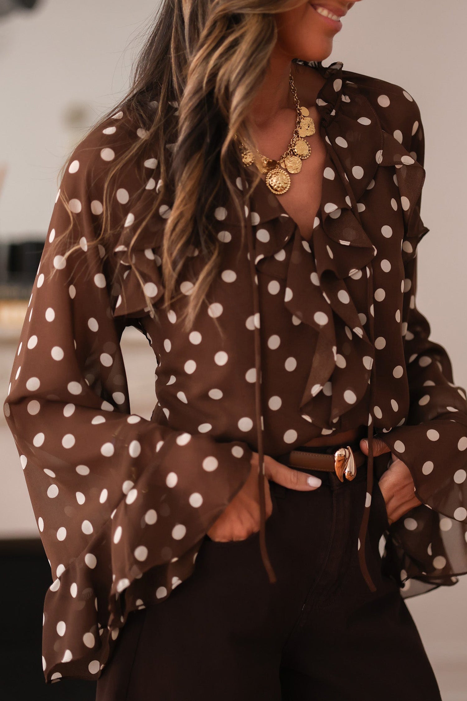 Blusa de lunares con volantes, escote en V y mangas campana - Café