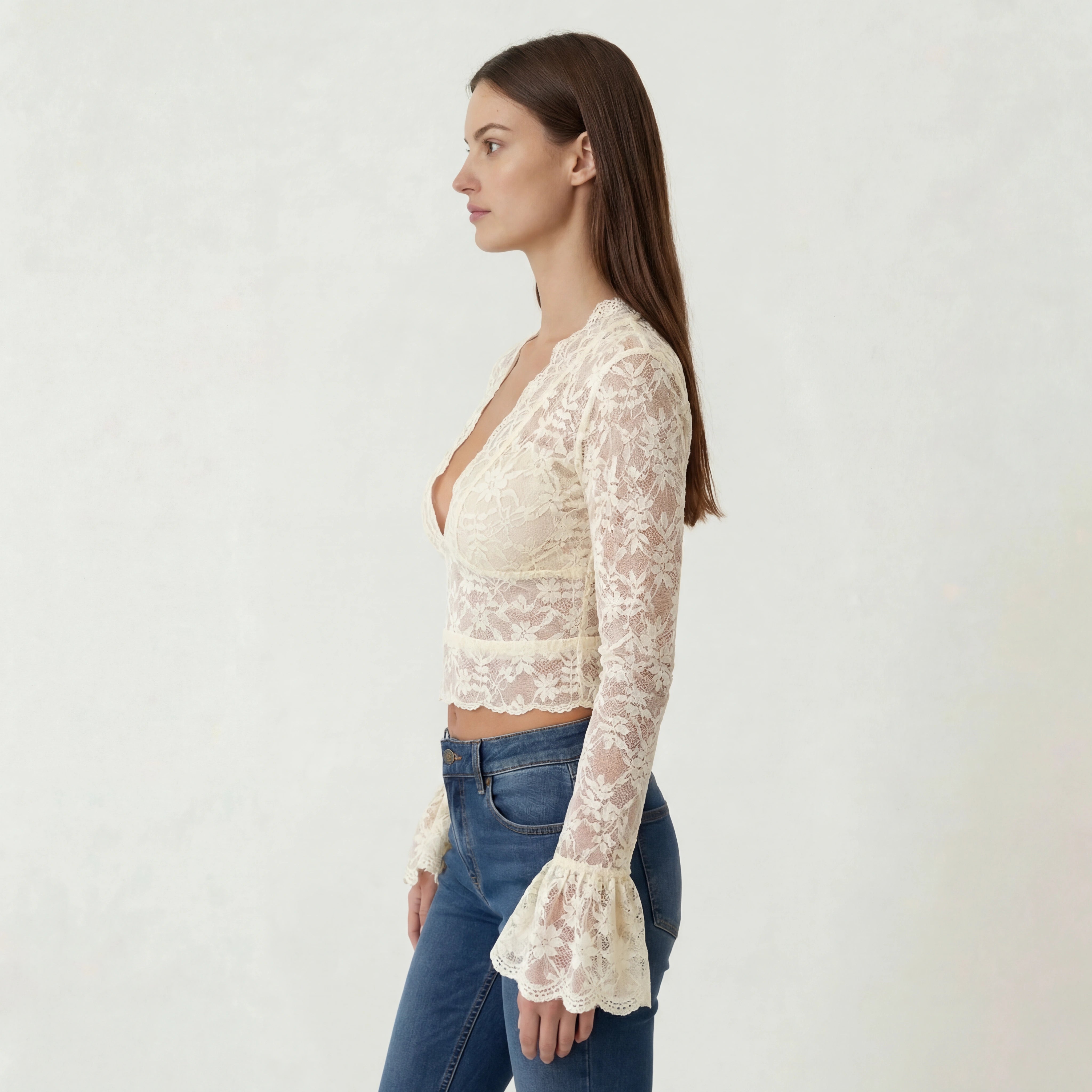 Damebluse i blonder med V-udskæring, lange ærmer, elegant slim fit casual top
