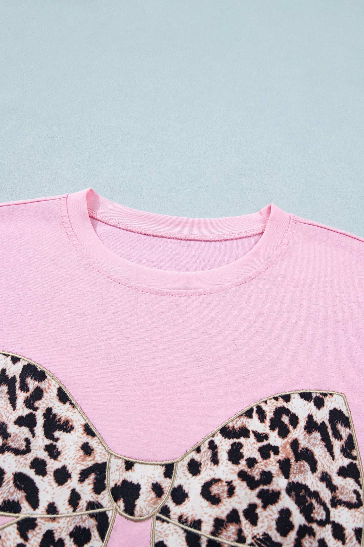 T-shirt in cotone con fiocco leopardato ricamato e girocollo