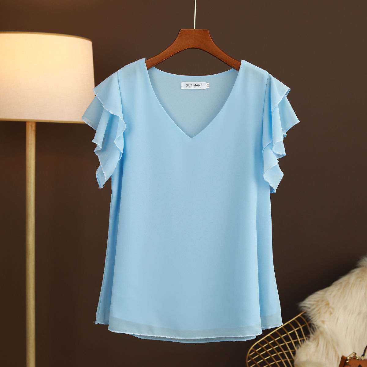 Let bluse i silkechiffon til kvinder med flæseærmer og V-hals