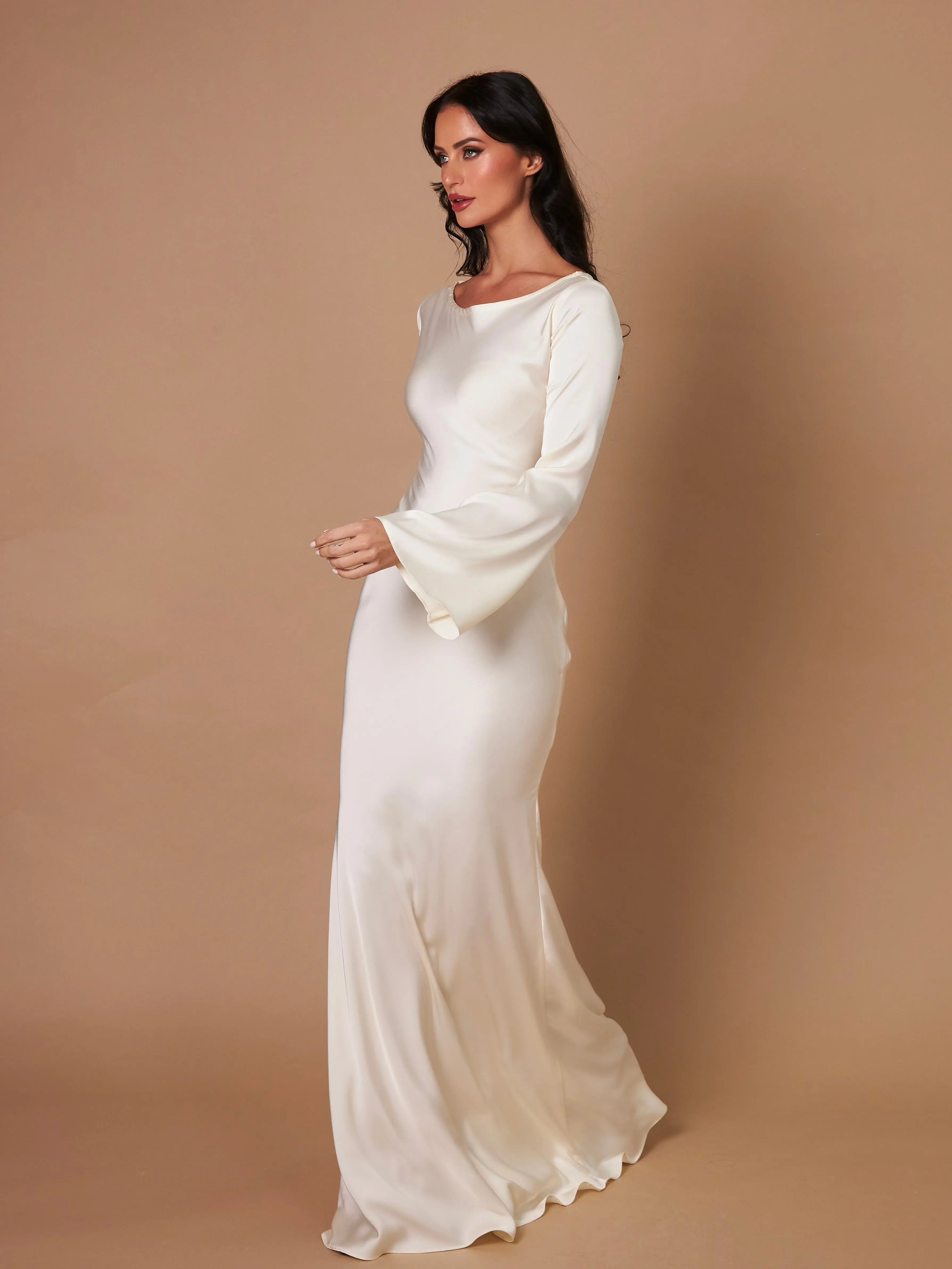 Elegant maxi dress with long sleeves and tailored fit for women