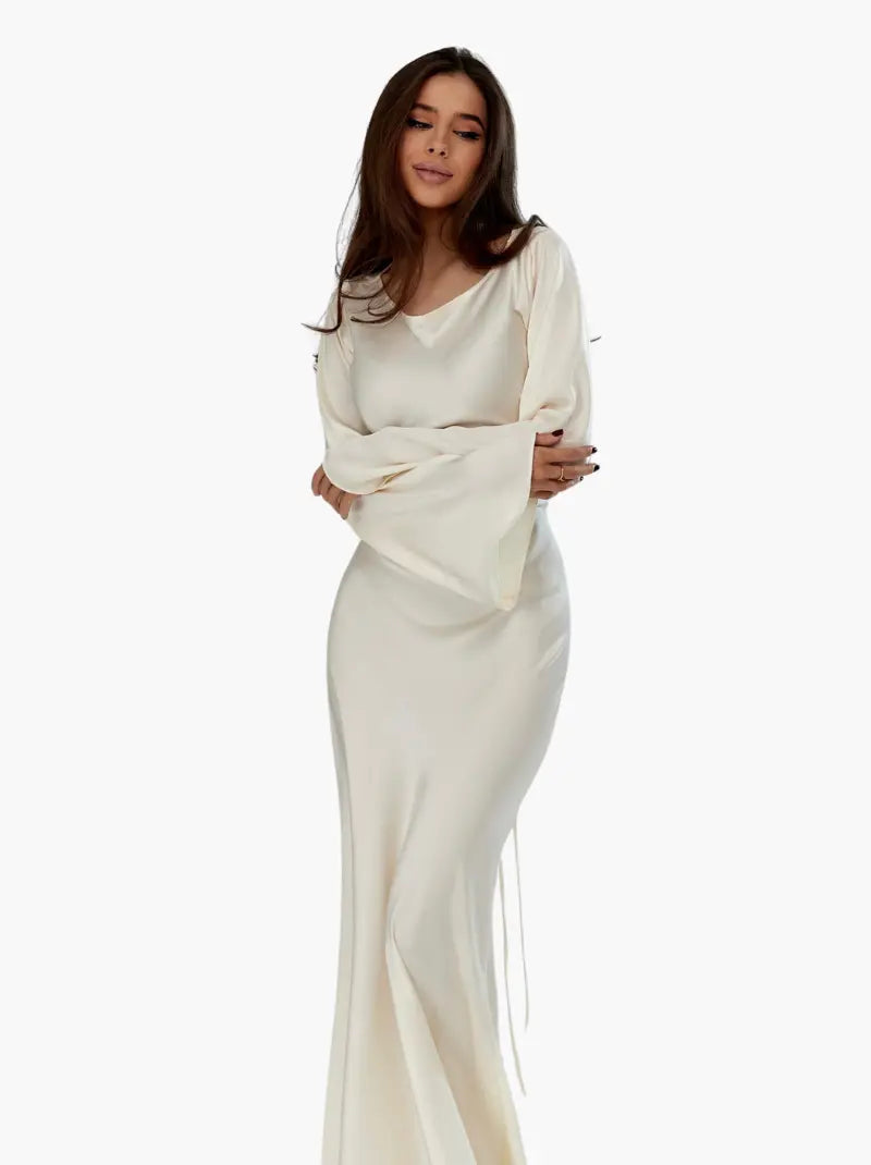 Elegant maxi dress with long sleeves and tailored fit for women