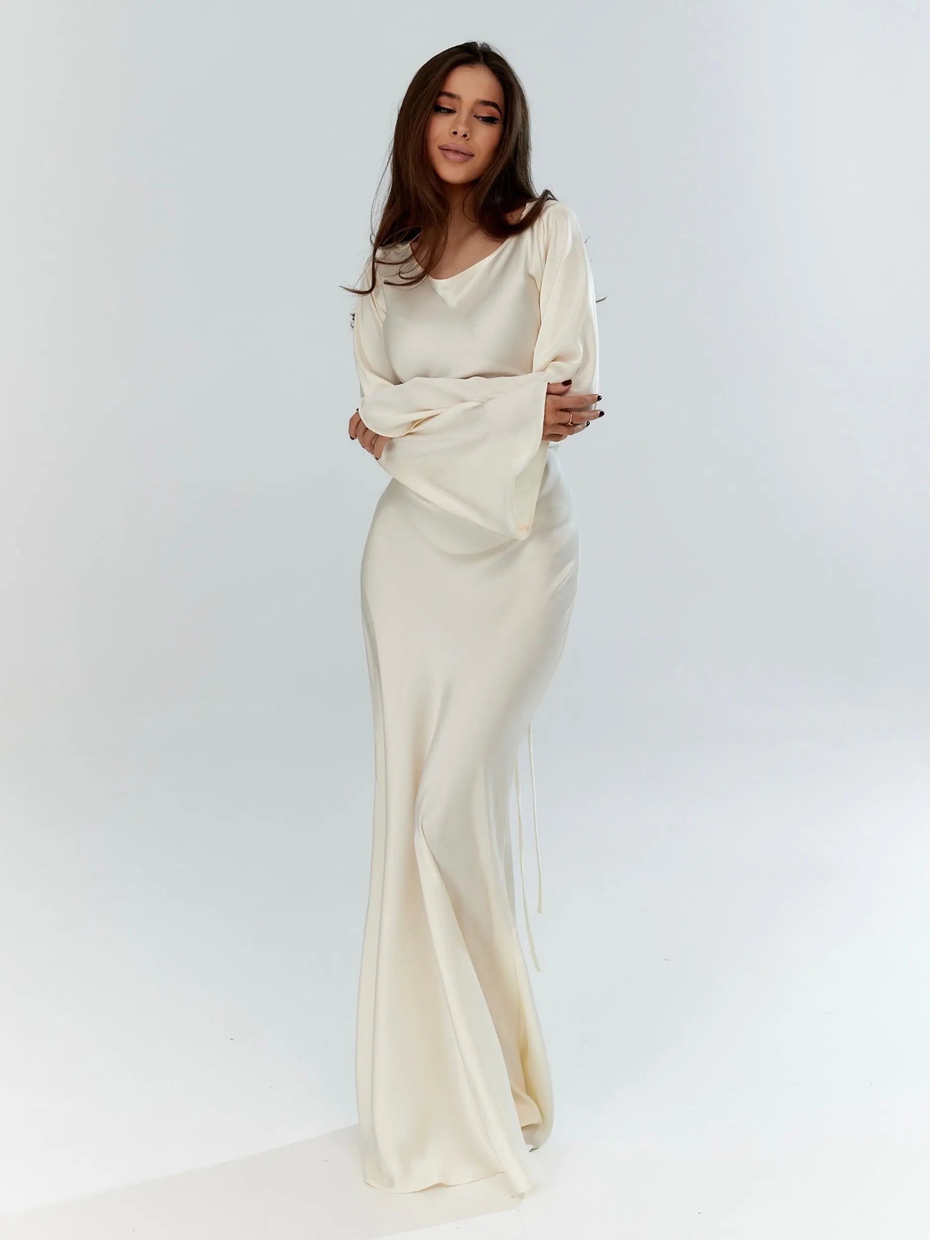 Elegant maxi dress with long sleeves and tailored fit for women