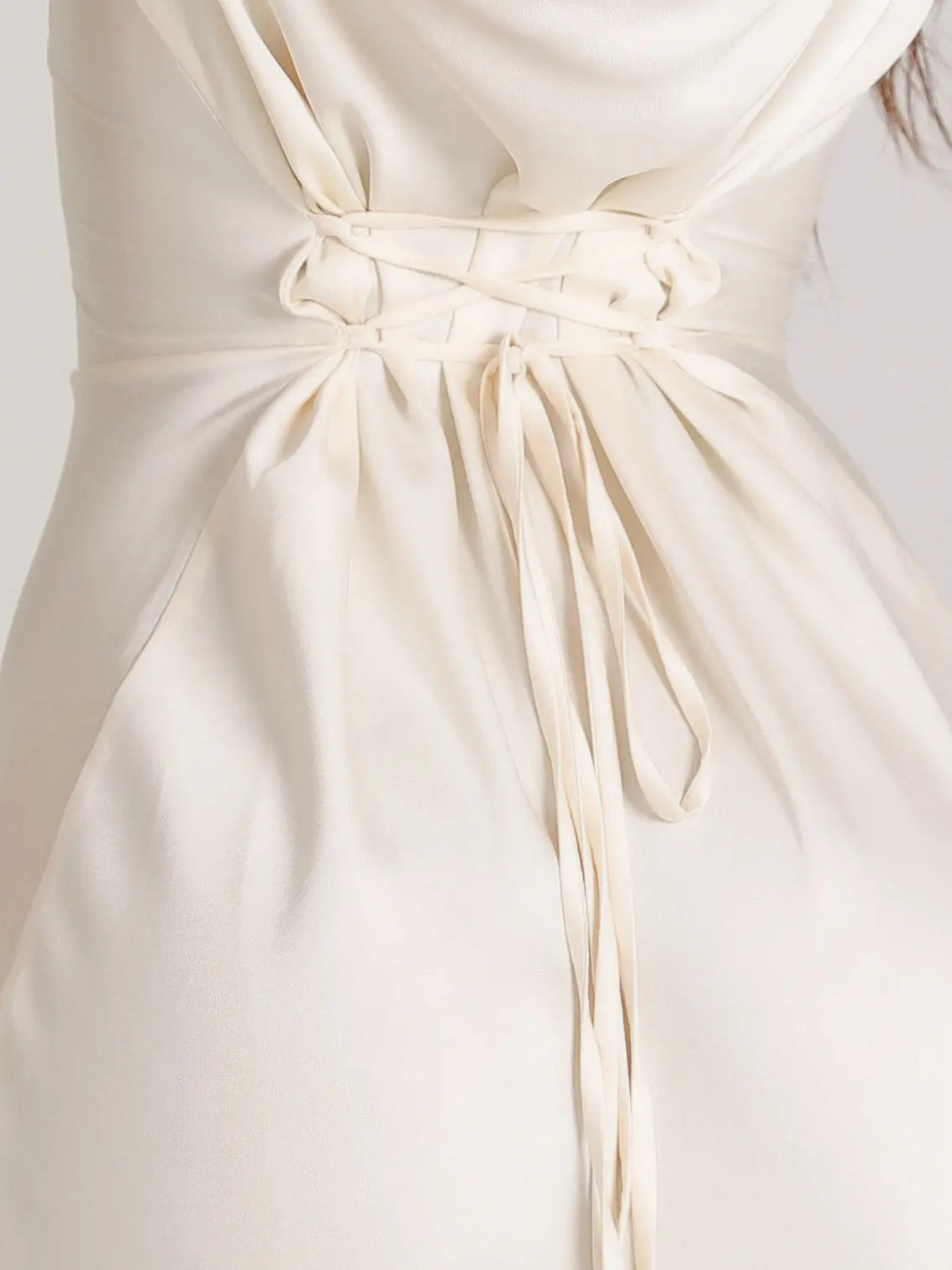 Elegant maxi dress with long sleeves and tailored fit for women