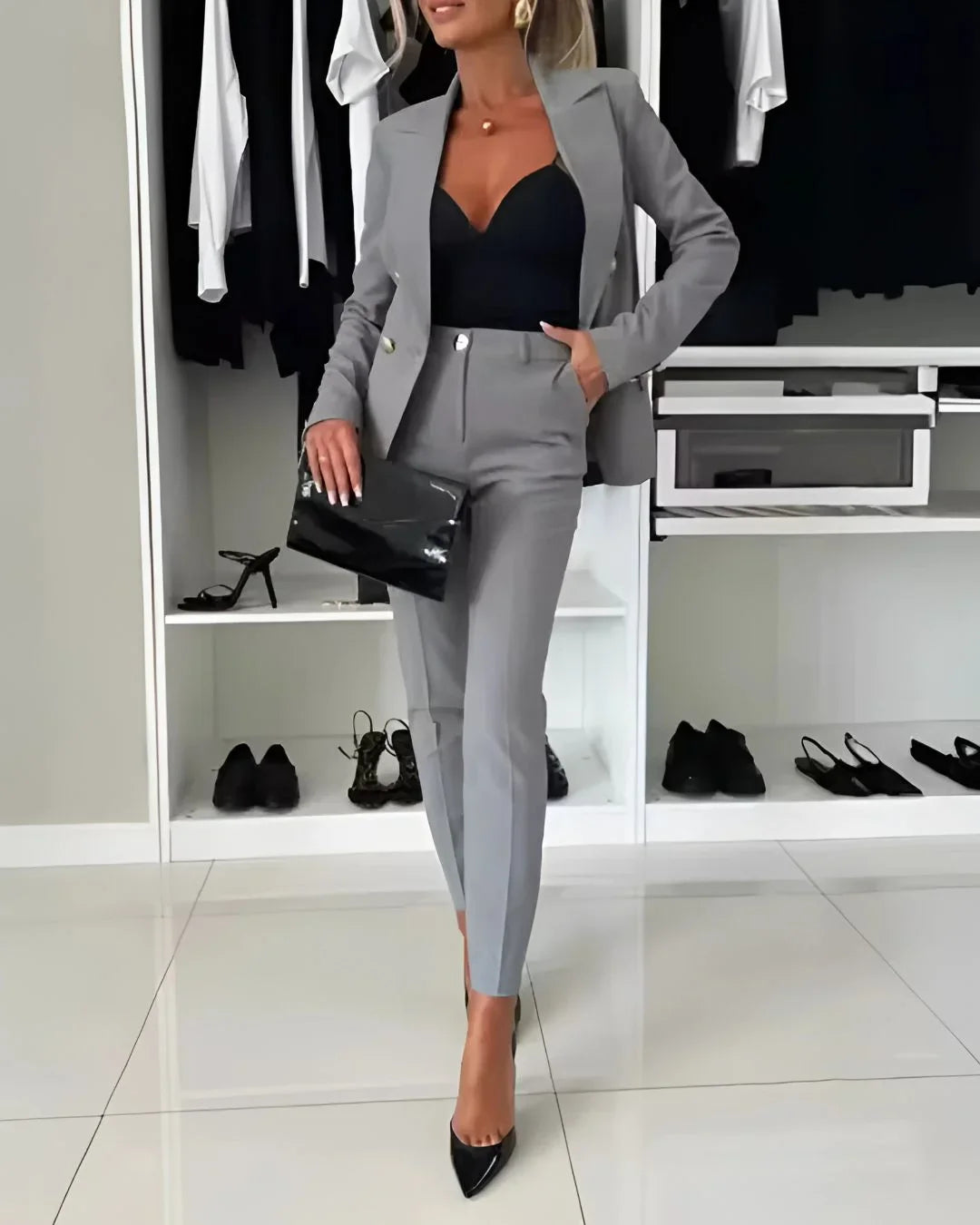 Elegant damesæt med dobbeltradet blazer og matchende bukser