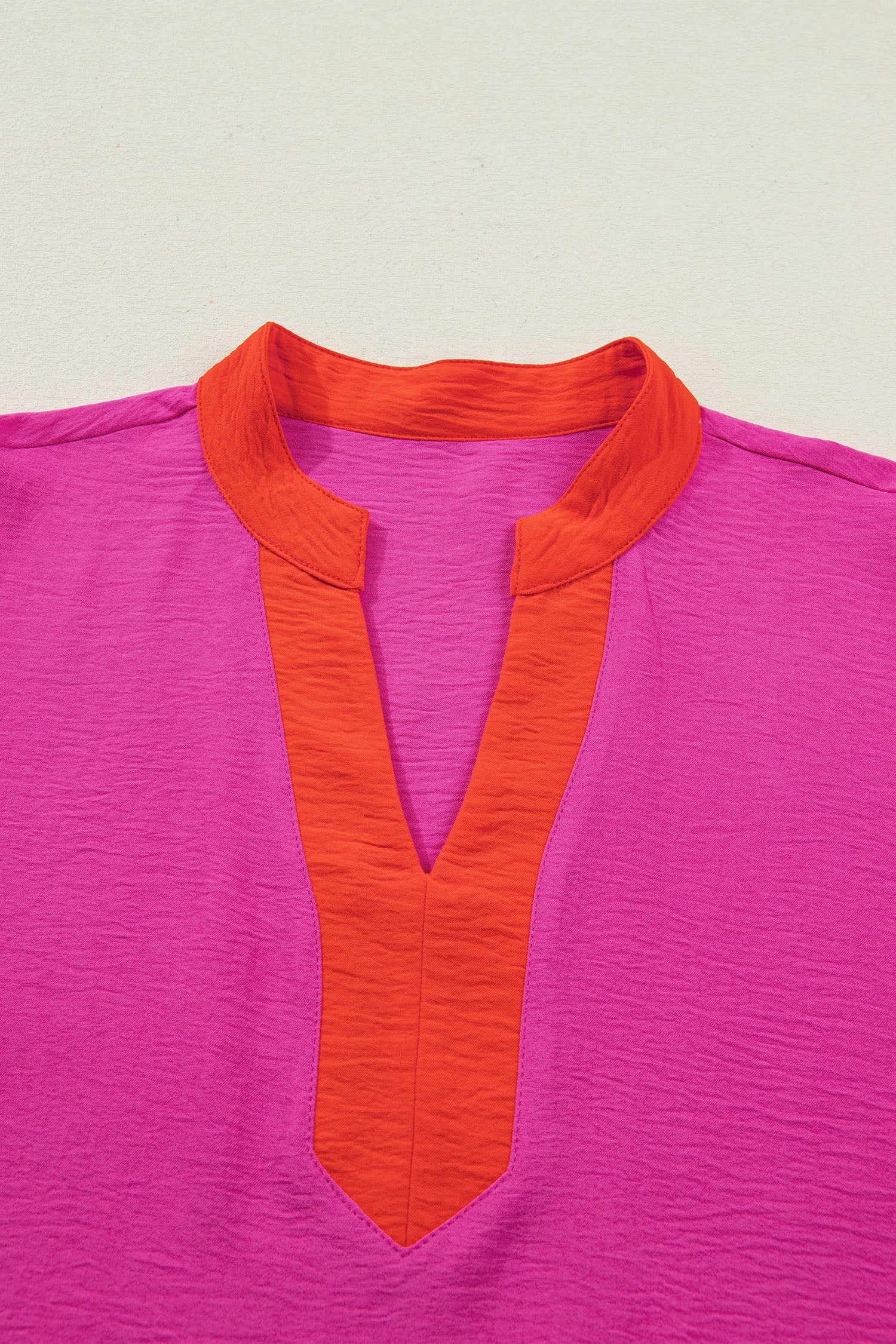 Top a Maniche Corte Ampie con Scollo a V Color Block Rosso Rosa